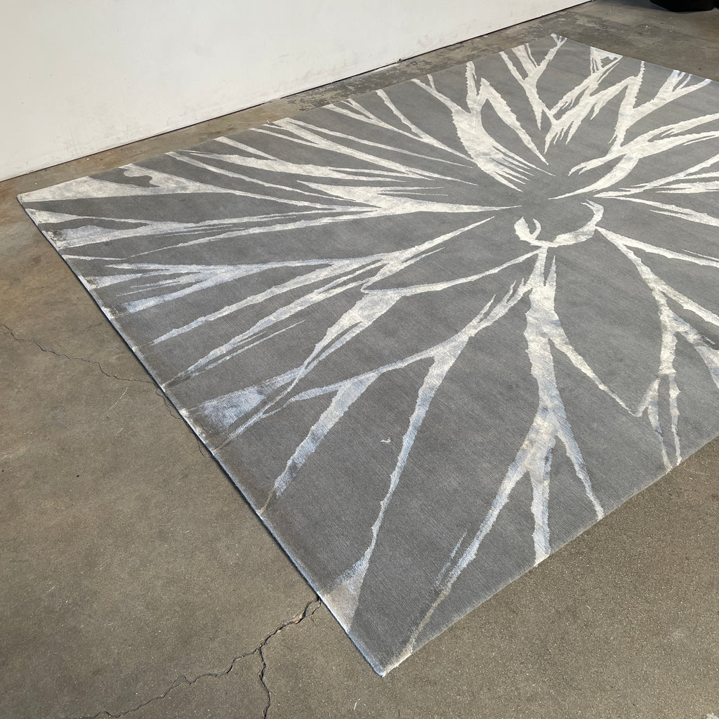 An Delinear Agave Sea-foam Green 8'X10' Wool Rug in grey and white.