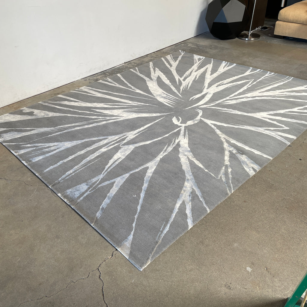 An Delinear Agave Sea-foam Green 8'X10' Wool Rug in grey and white.