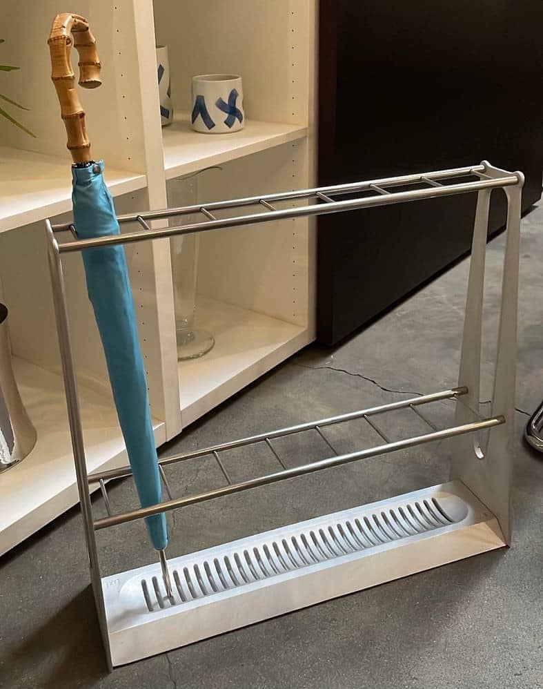 A BD Barcelona Barcelonés Umbrella Stand with two shelves on it awarded by Adi-Fad Delta Award.