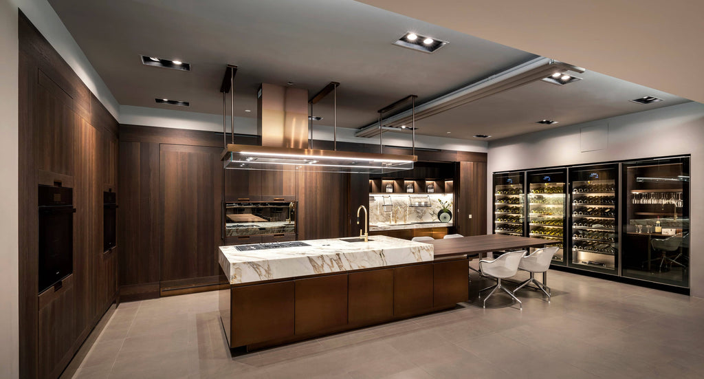 An Arclinea Principia kitchen with wooden cabinets and glass doors.