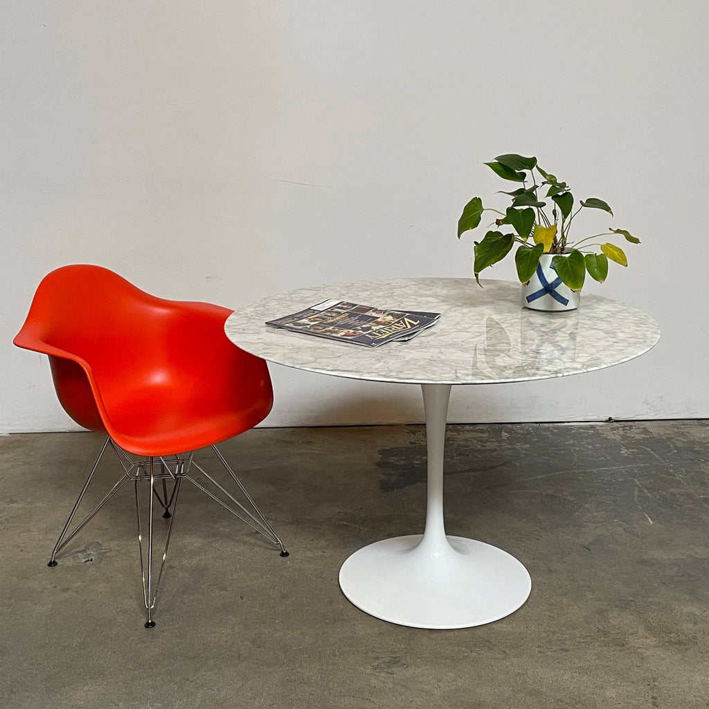 The Knoll Saarinen Tulip Table 42" features a stunning marble top, providing ample legroom for comfortable dining.