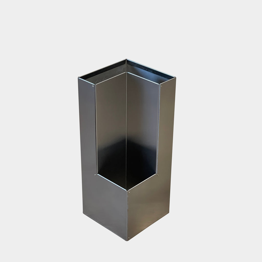 This BD Barcelona Plec Umbrella Stand is perfect for your garden or patio.