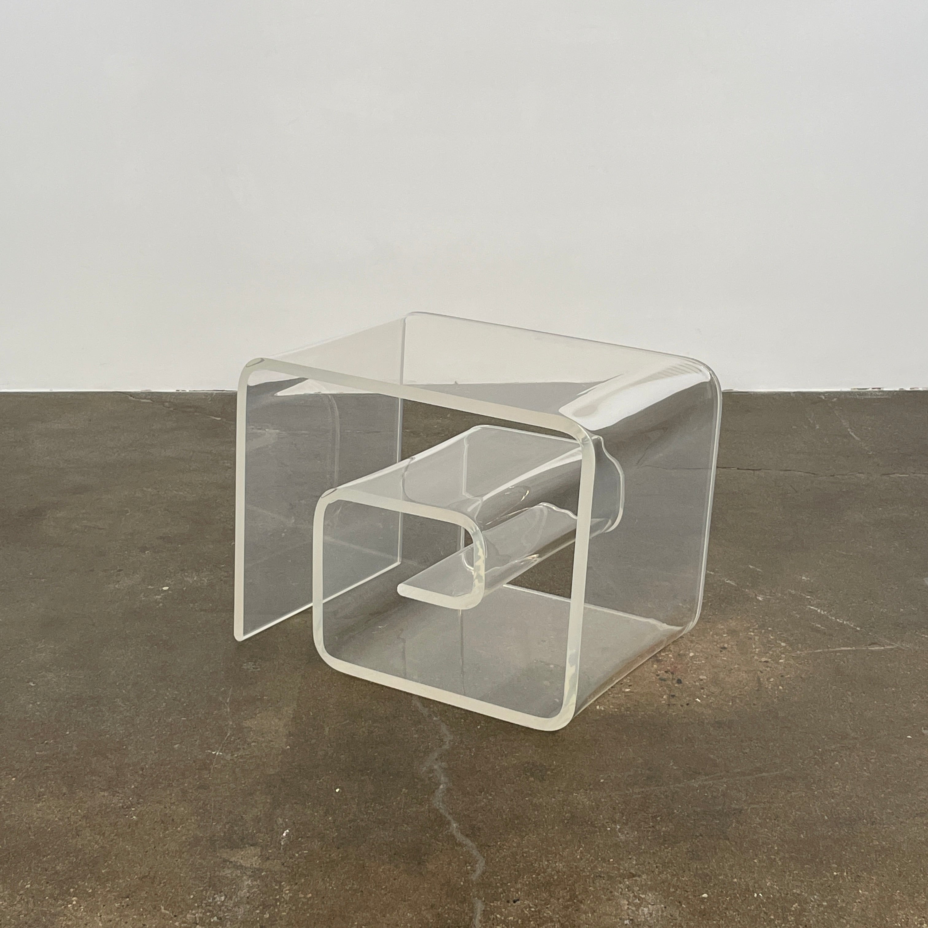 The Vintage Modern Lucite Scroll Accent Table features a clear, sculptural design—an iconic 1960s/70s piece that brings retro charm and modern style to any space.