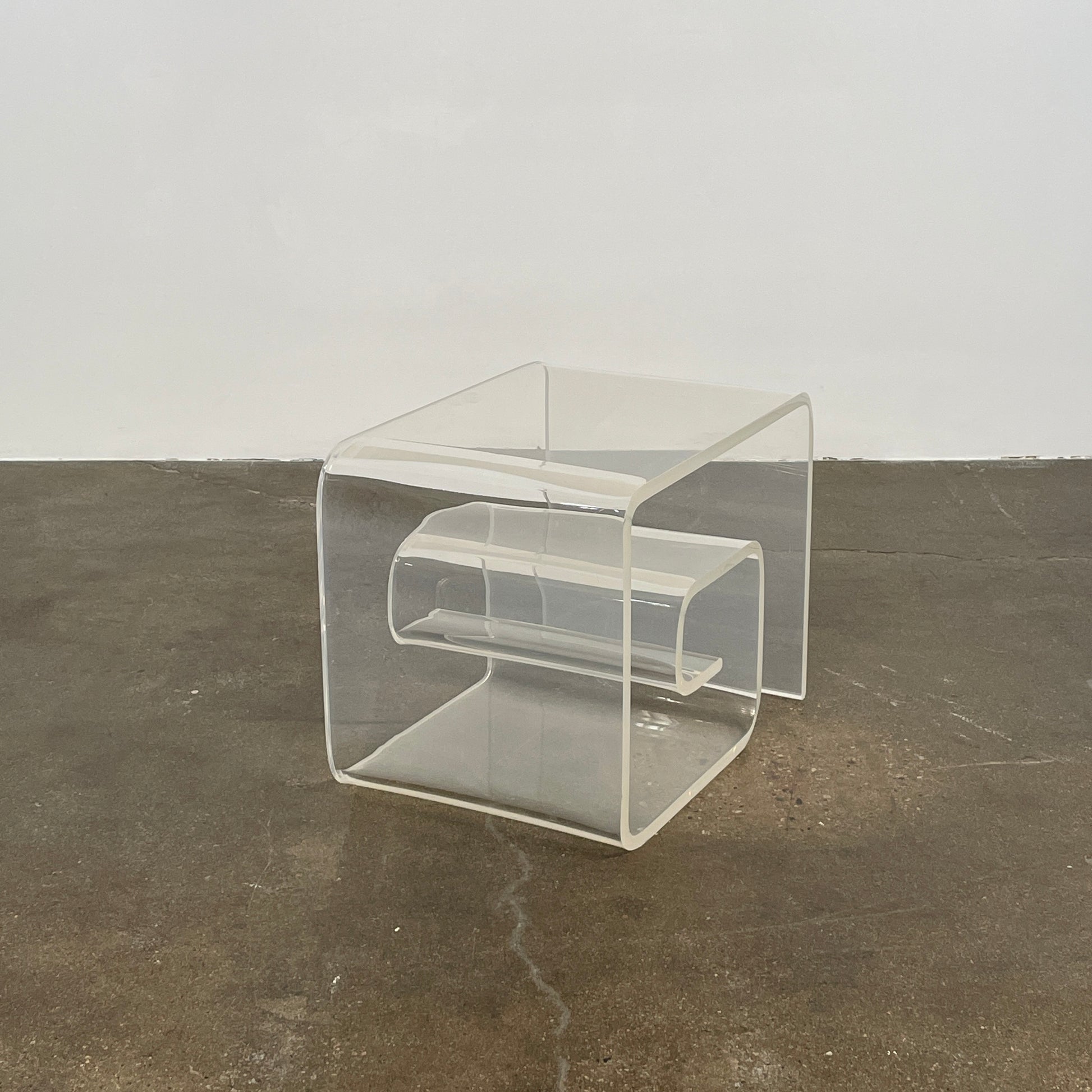 The Vintage Modern Lucite Scroll Accent Table features a clear, sculptural design—an iconic 1960s/70s piece that brings retro charm and modern style to any space.