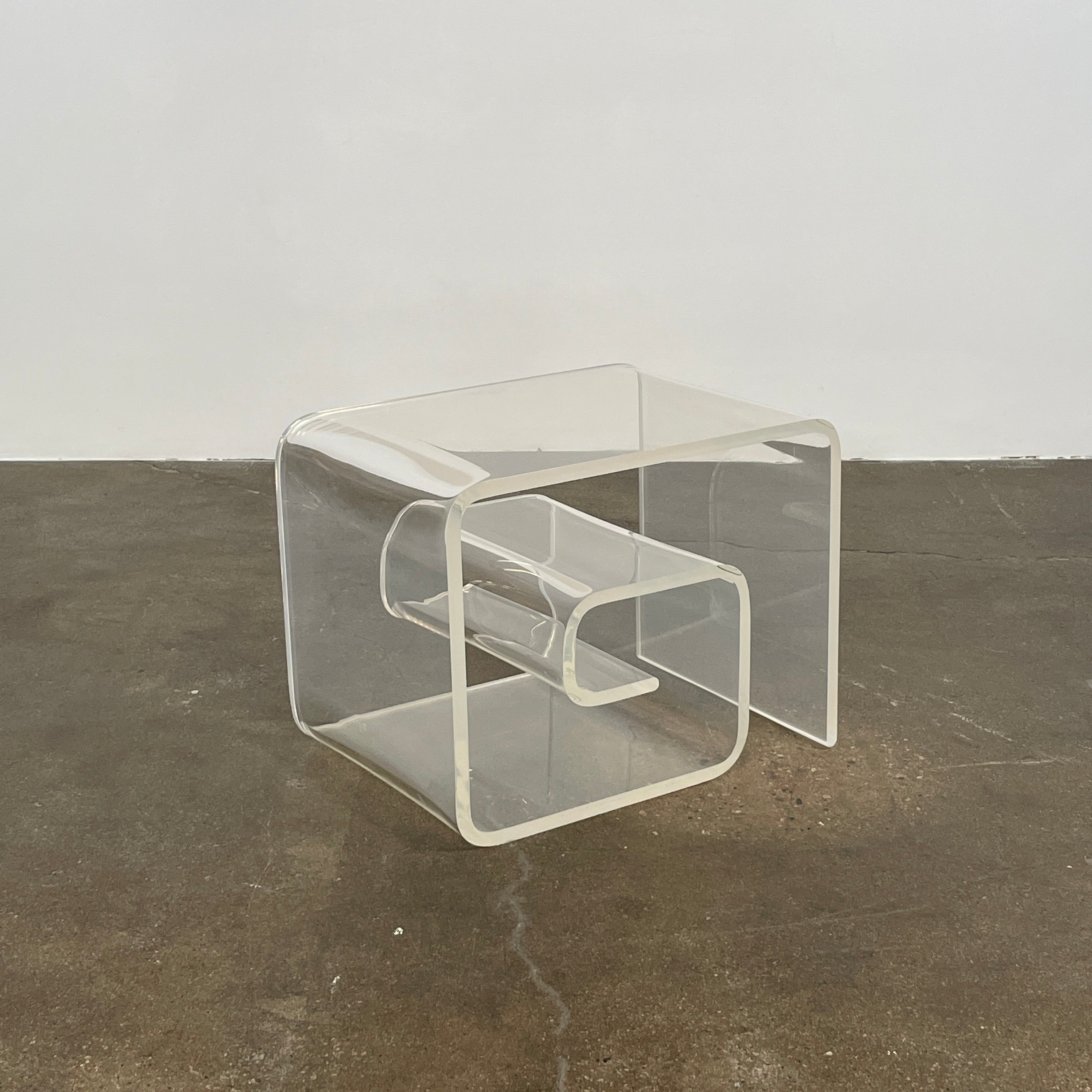 The Vintage Modern Lucite Scroll Accent Table features a clear, sculptural design—an iconic 1960s/70s piece that brings retro charm and modern style to any space.