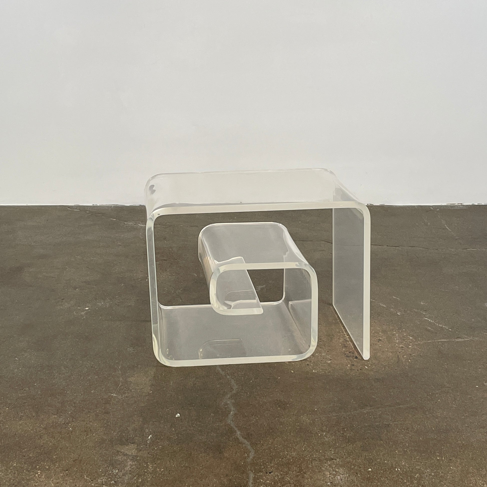 The Vintage Modern Lucite Scroll Accent Table features a clear, sculptural design—an iconic 1960s/70s piece that brings retro charm and modern style to any space.