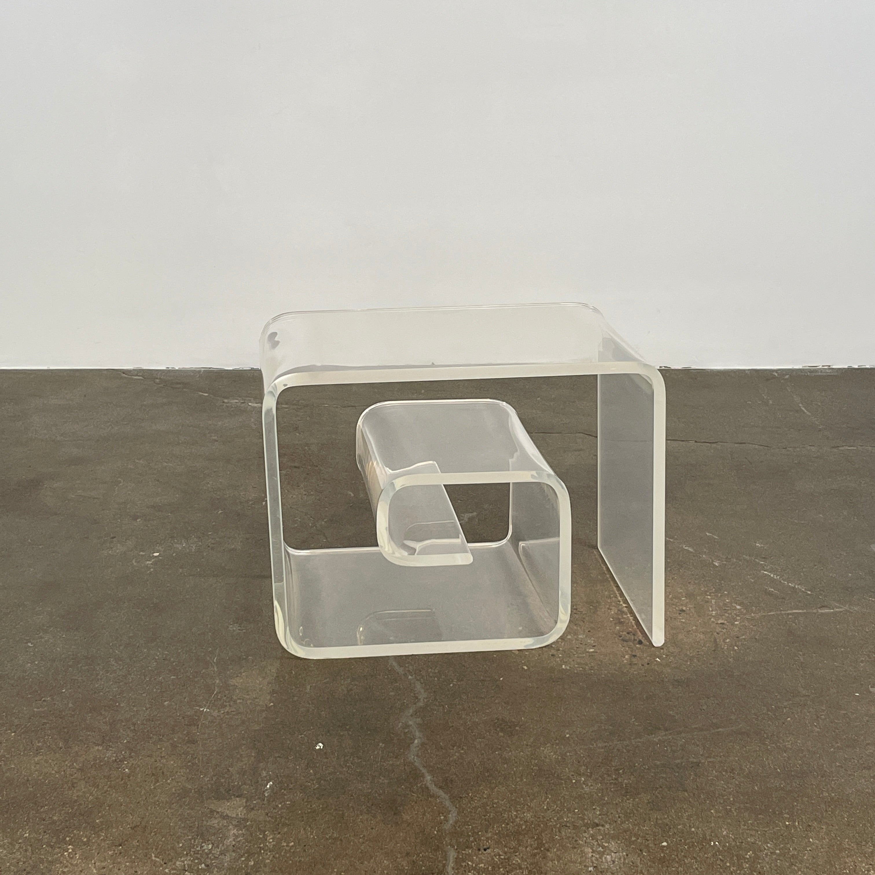 The Vintage Modern Lucite Scroll Accent Table features a clear, sculptural design—an iconic 1960s/70s piece that brings retro charm and modern style to any space.