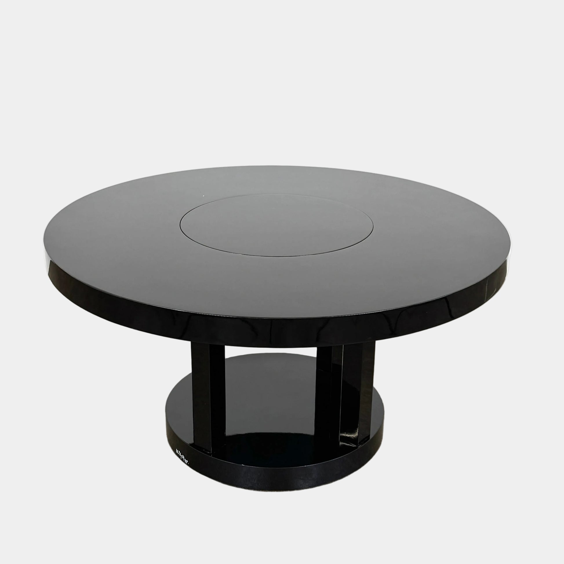 The Willy Rizzo Cassia Carello Dining Table features a round black lacquer top with a central revolving tray, set on a pedestal base with four vertical supports and a circular lower shelf, capturing the timeless Willy Rizzo design.