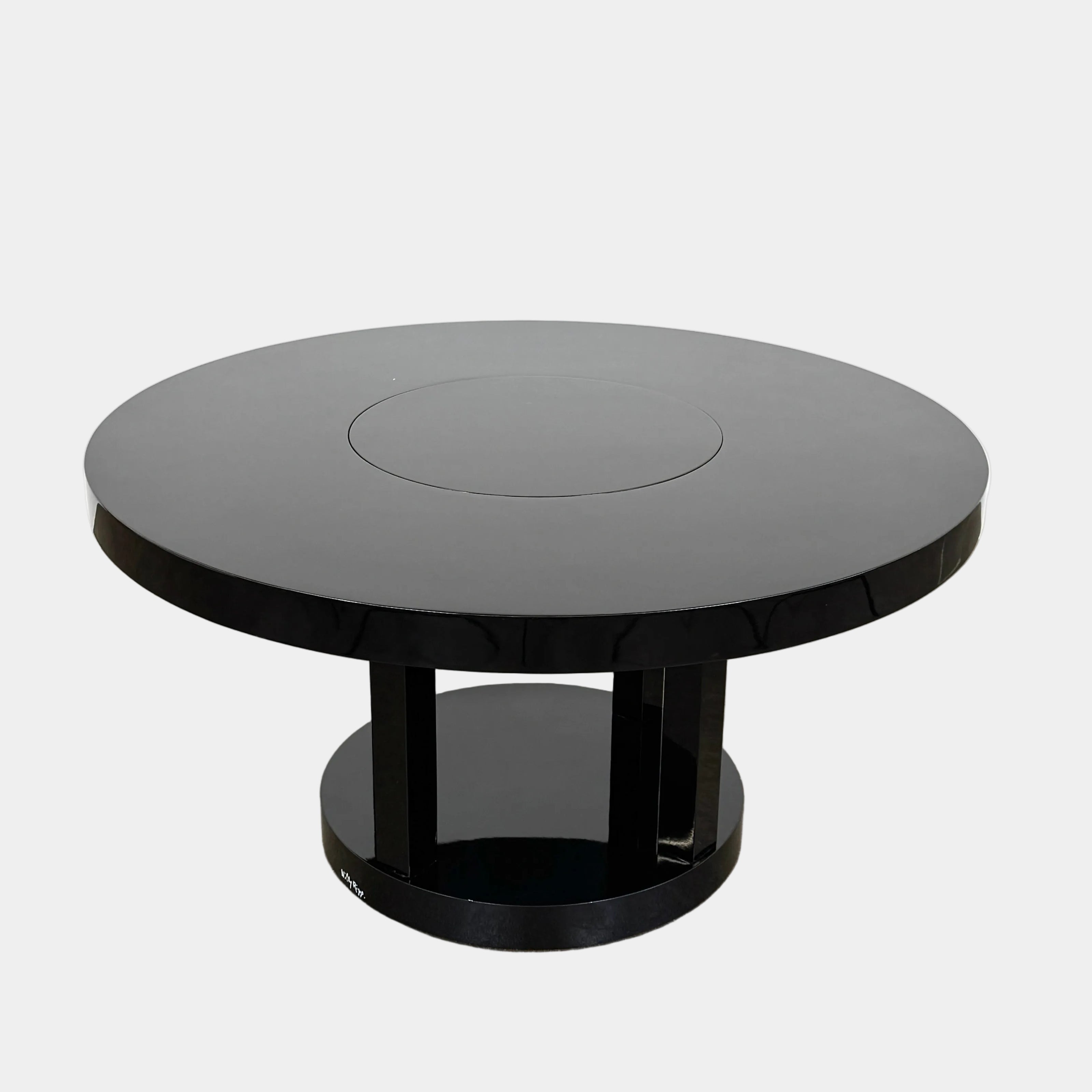 The Willy Rizzo Cassia Carello Dining Table features a round black lacquer top with a central revolving tray, set on a pedestal base with four vertical supports and a circular lower shelf, capturing the timeless Willy Rizzo design.
