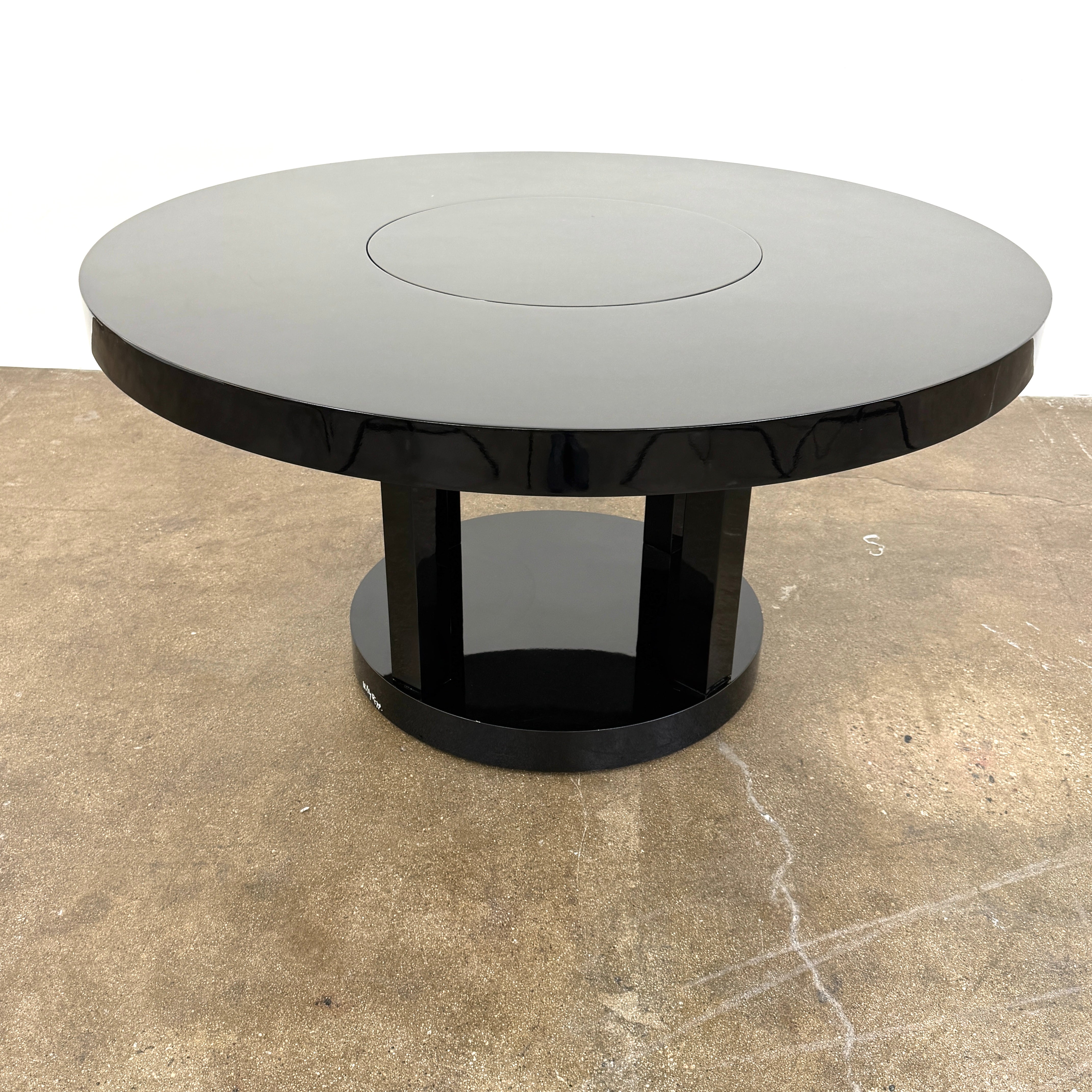 The Willy Rizzo Cassia Carello Dining Table features a round black lacquer top with a central revolving tray, set on a pedestal base with four vertical supports and a circular lower shelf, capturing the timeless Willy Rizzo design.