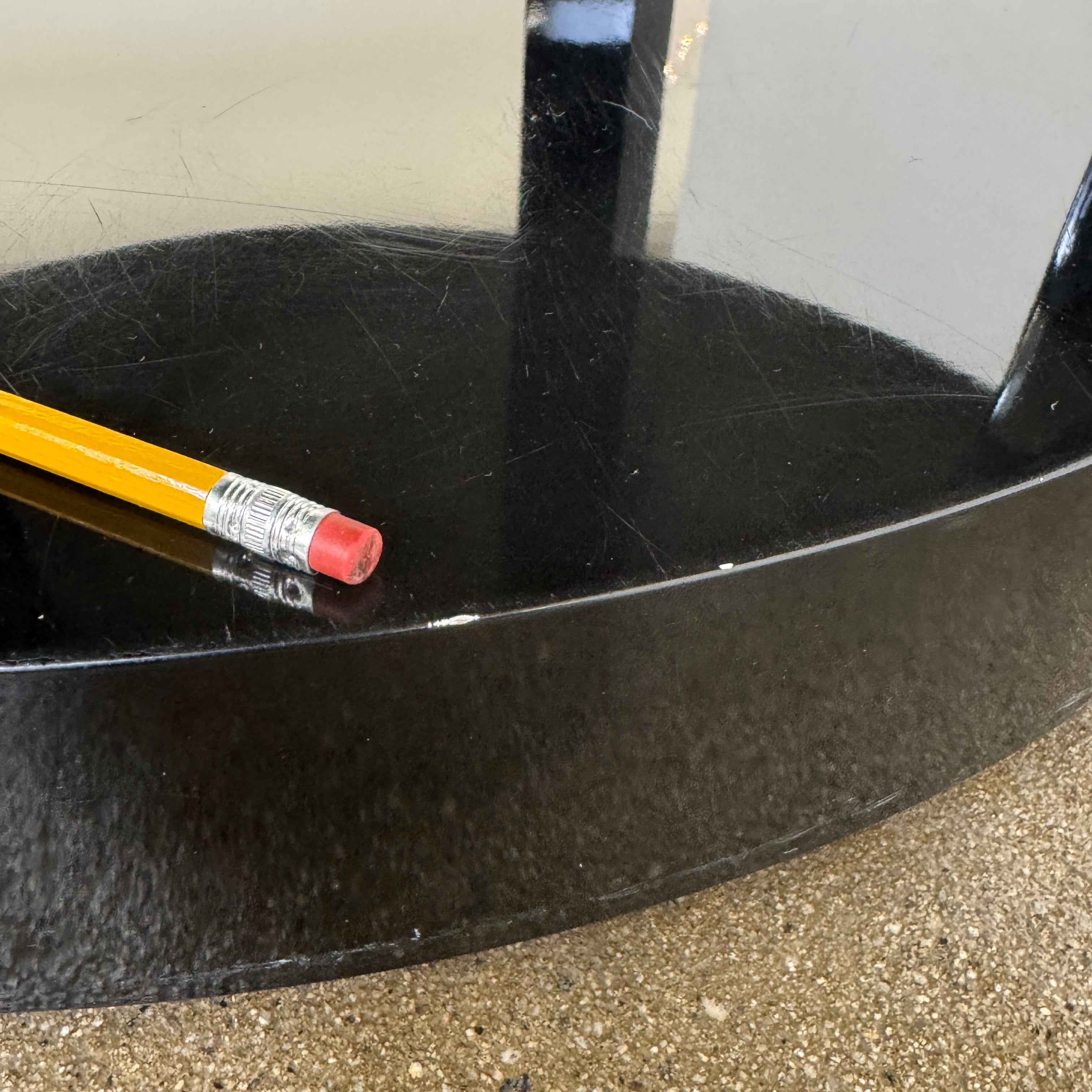 The Willy Rizzo Cassia Carello Dining Table features a round black lacquer top with a central revolving tray, set on a pedestal base with four vertical supports and a circular lower shelf, capturing the timeless Willy Rizzo design.