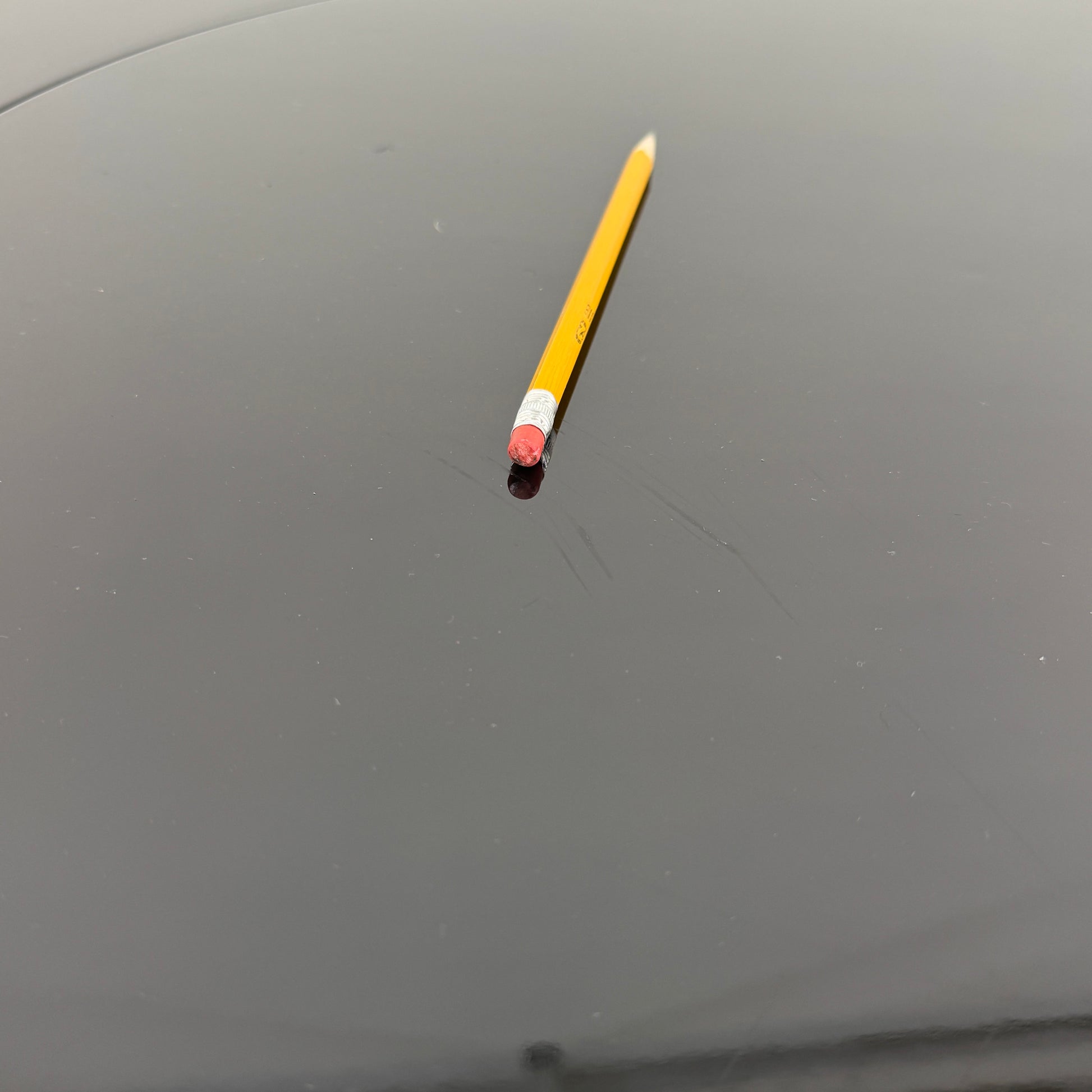 The Willy Rizzo Cassia Carello Dining Table features a round black lacquer top with a central revolving tray, set on a pedestal base with four vertical supports and a circular lower shelf, capturing the timeless Willy Rizzo design.