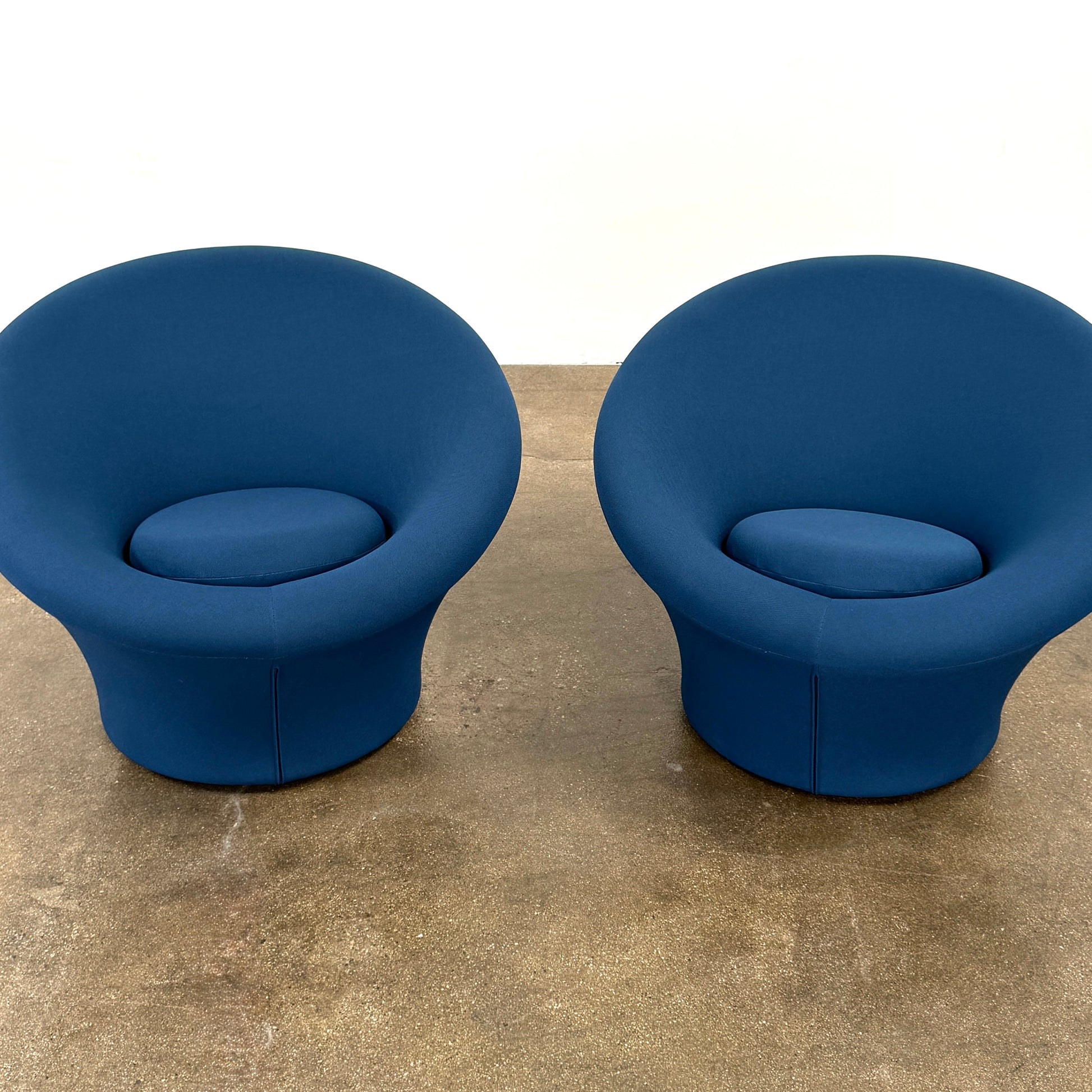 A deep blue, modern Artifort Mushroom Chair by Pierre Paulin with rounded arms and a circular seat cushion is showcased against a plain white background.