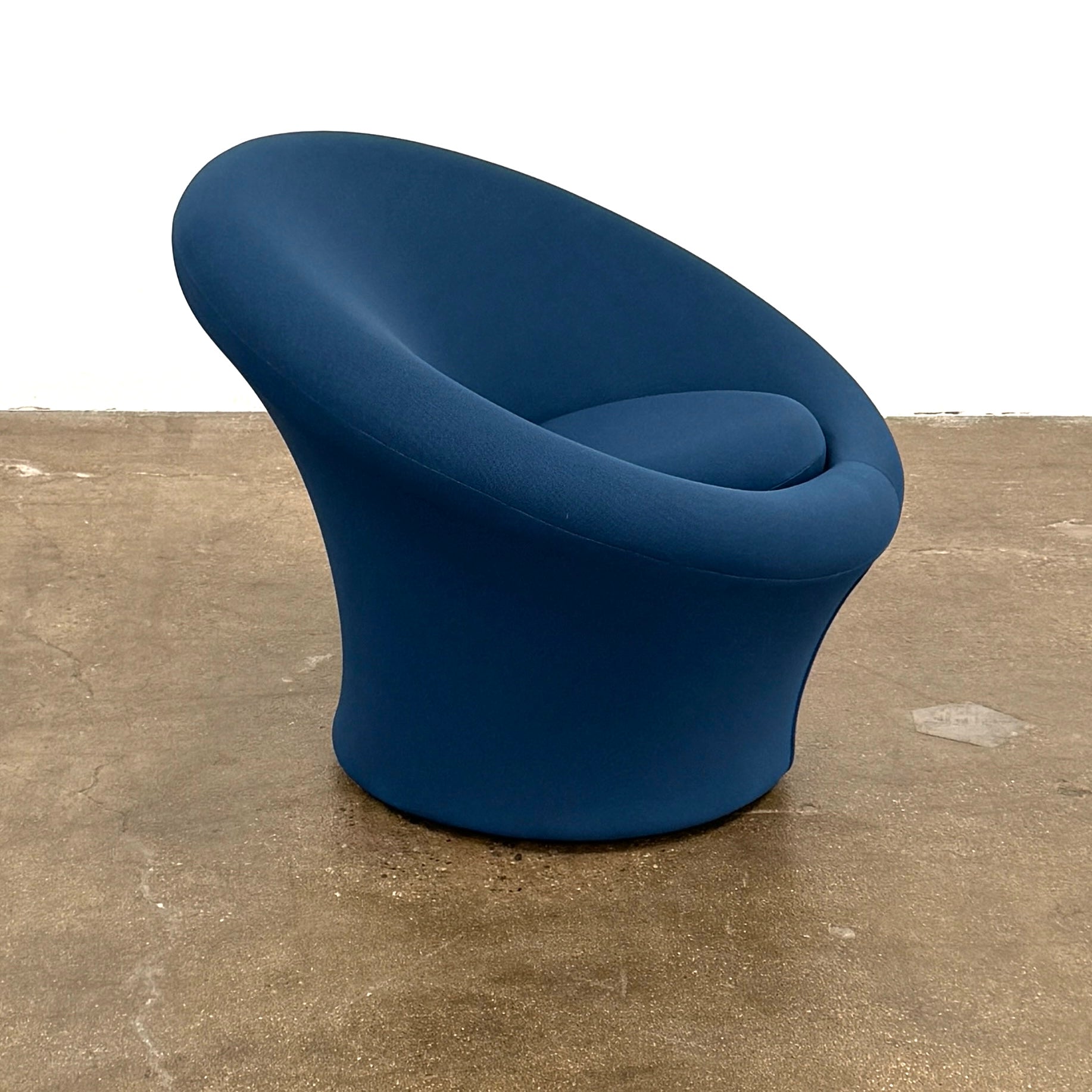 A deep blue, modern Artifort Mushroom Chair by Pierre Paulin with rounded arms and a circular seat cushion is showcased against a plain white background.