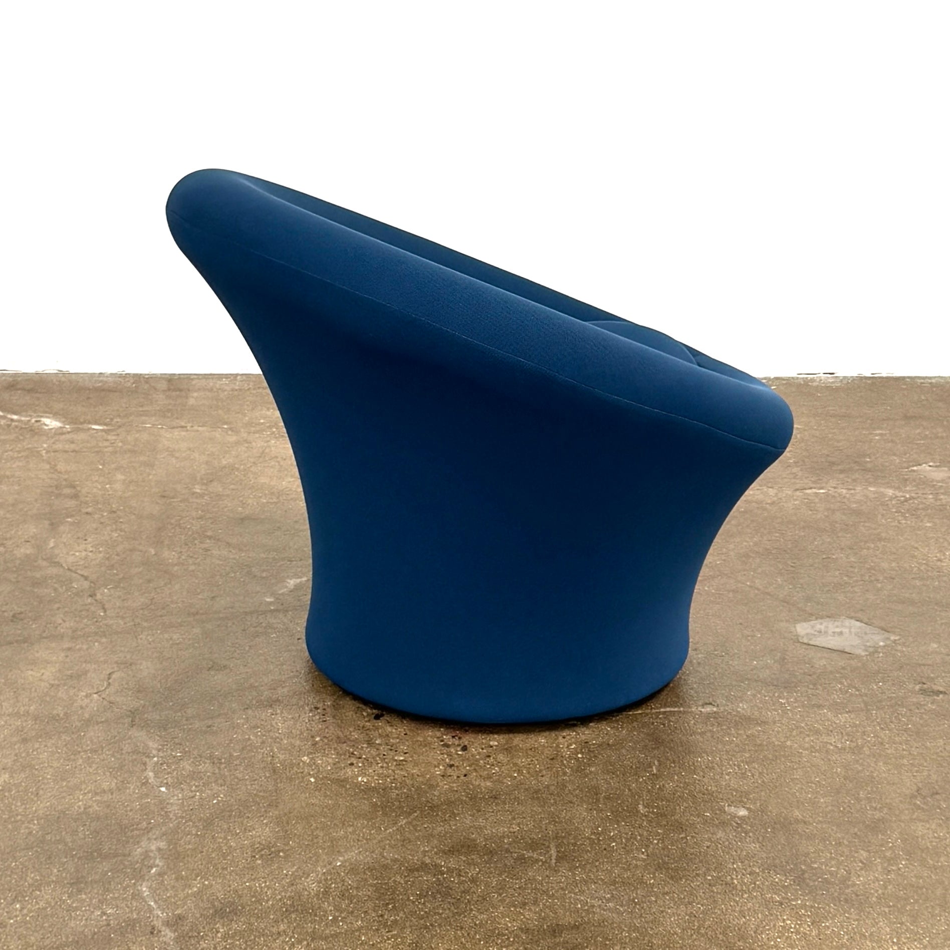 A deep blue, modern Artifort Mushroom Chair by Pierre Paulin with rounded arms and a circular seat cushion is showcased against a plain white background.