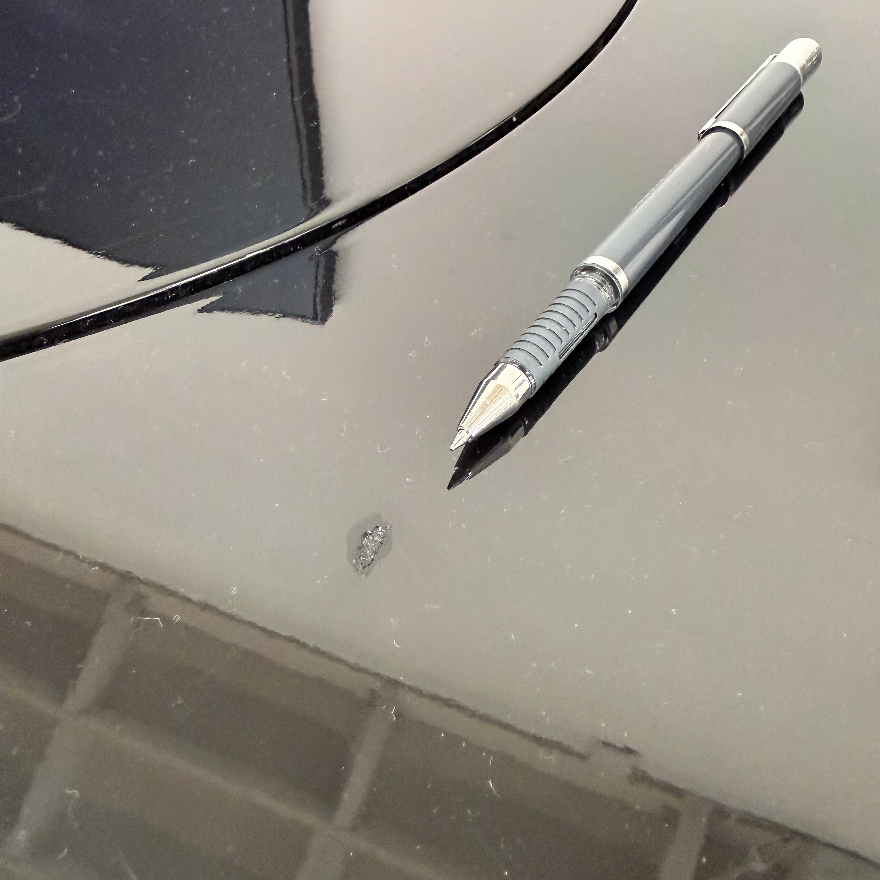 The Willy Rizzo Cassia Carello Dining Table features a round black lacquer top with a central revolving tray, set on a pedestal base with four vertical supports and a circular lower shelf, capturing the timeless Willy Rizzo design.