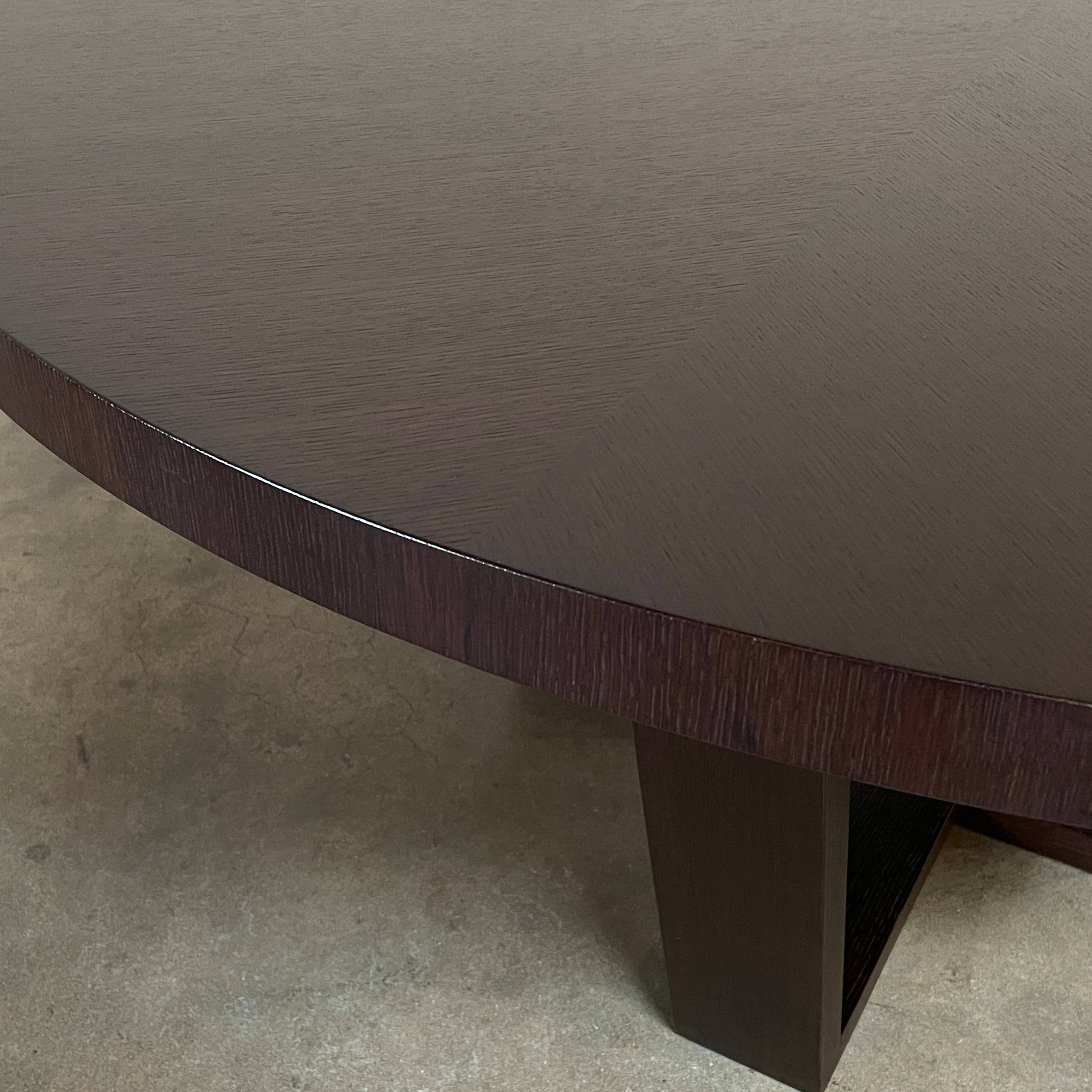 A Maxalto Xilos Dining Table with a black base.