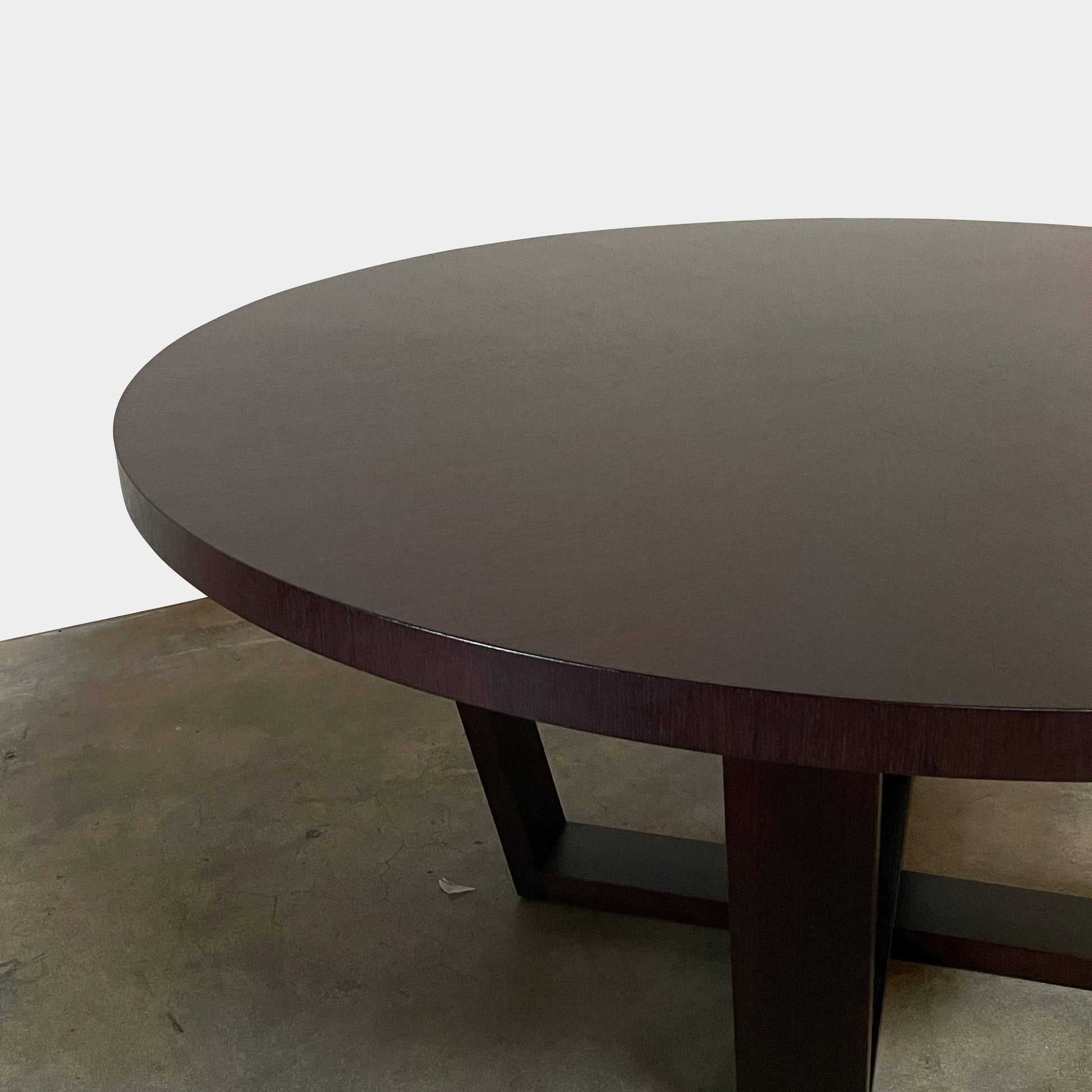 A Maxalto Xilos Dining Table with a black base.