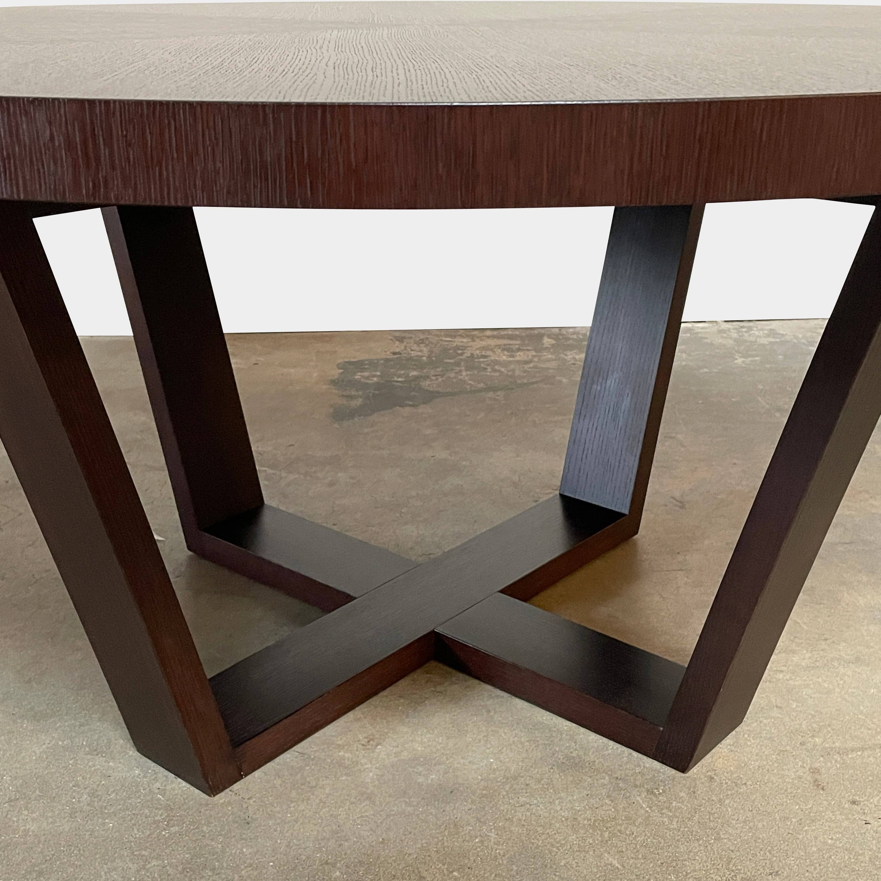 A Maxalto Xilos Dining Table with a black base.