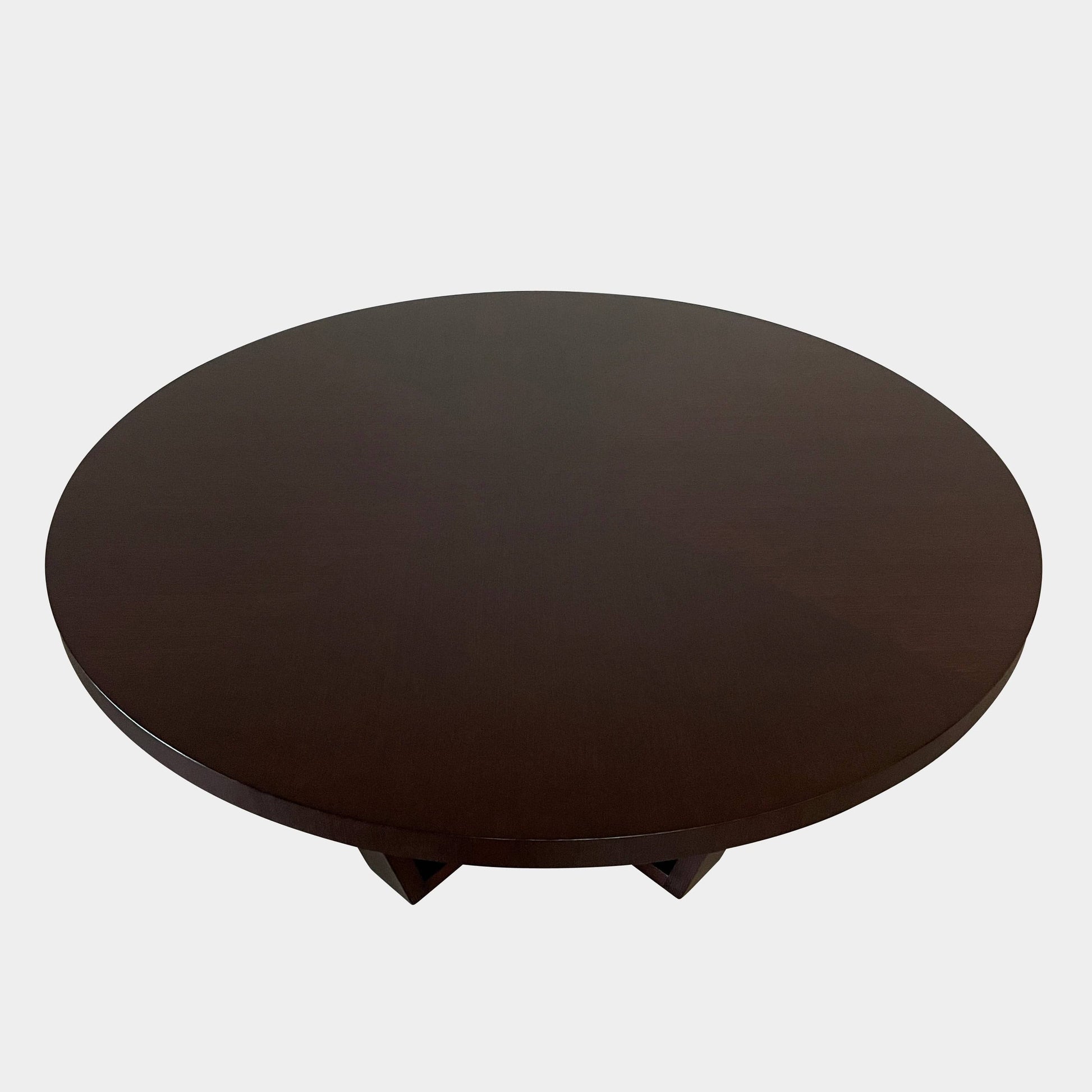 A Maxalto Xilos Dining Table with a black base.