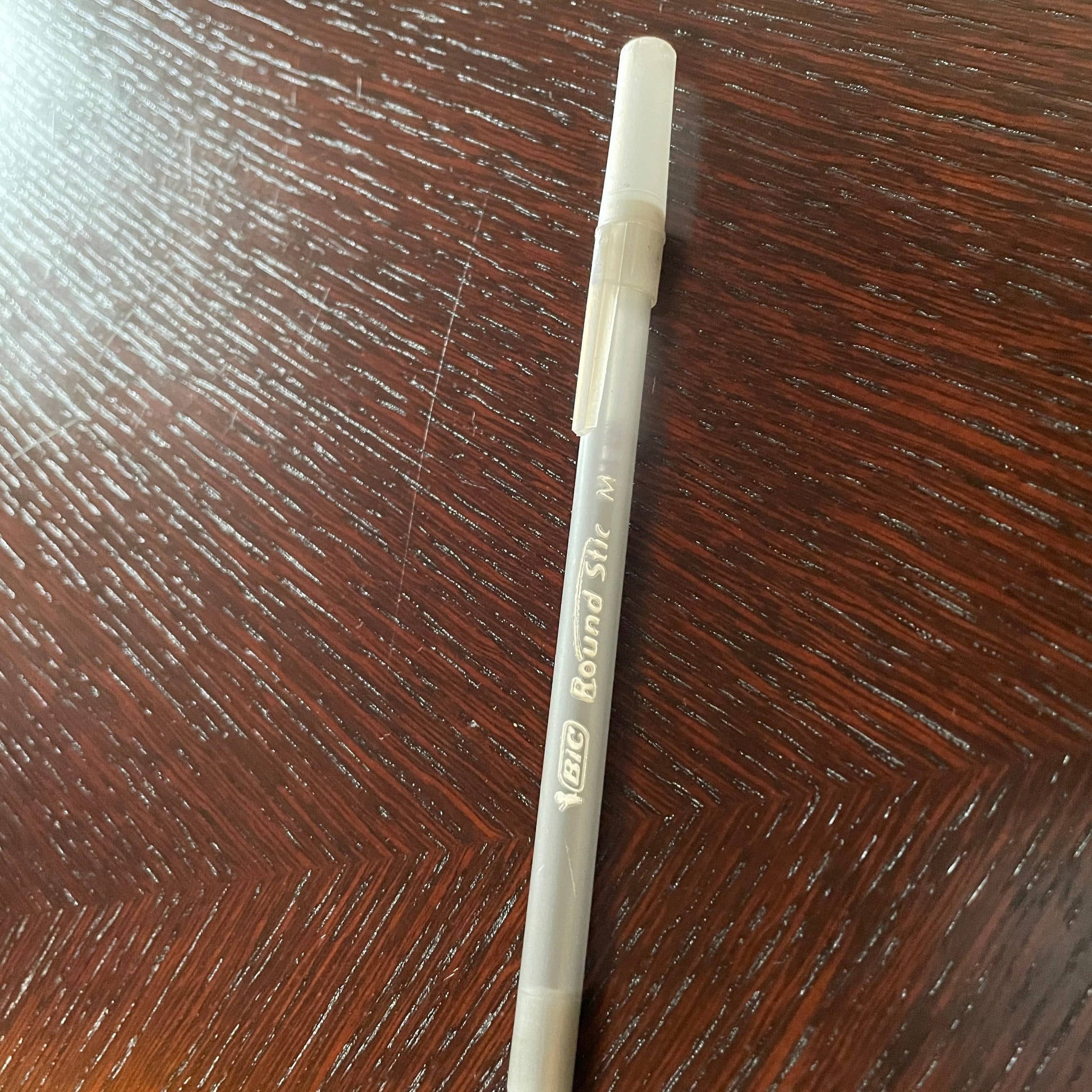 A Maxalto Xilos Dining Table with a black base.