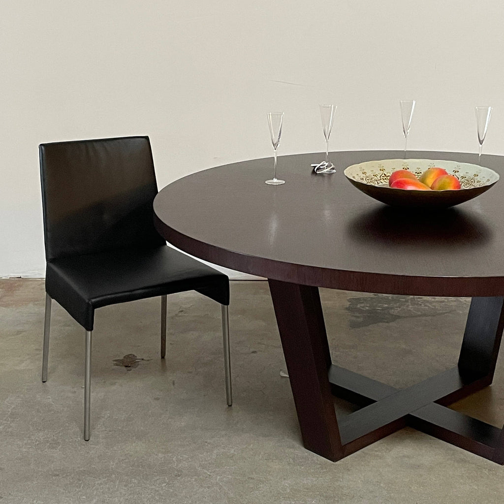 A Maxalto Xilos Dining Table with a black base.
