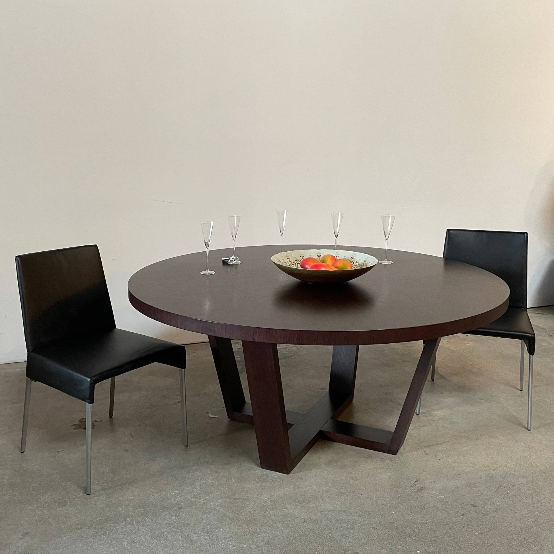 A Maxalto Xilos Dining Table with a black base.