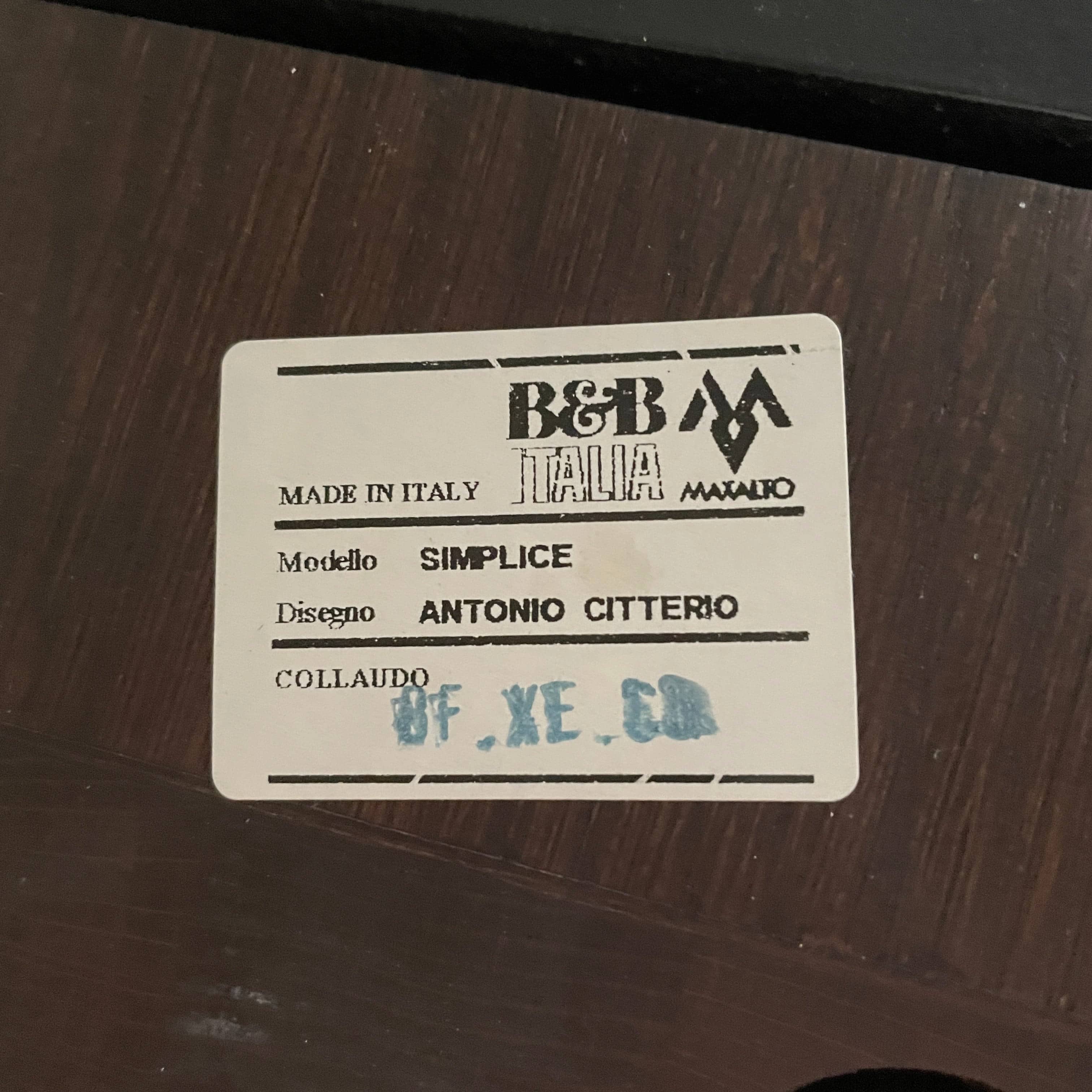 A Maxalto Xilos Dining Table with a black base.