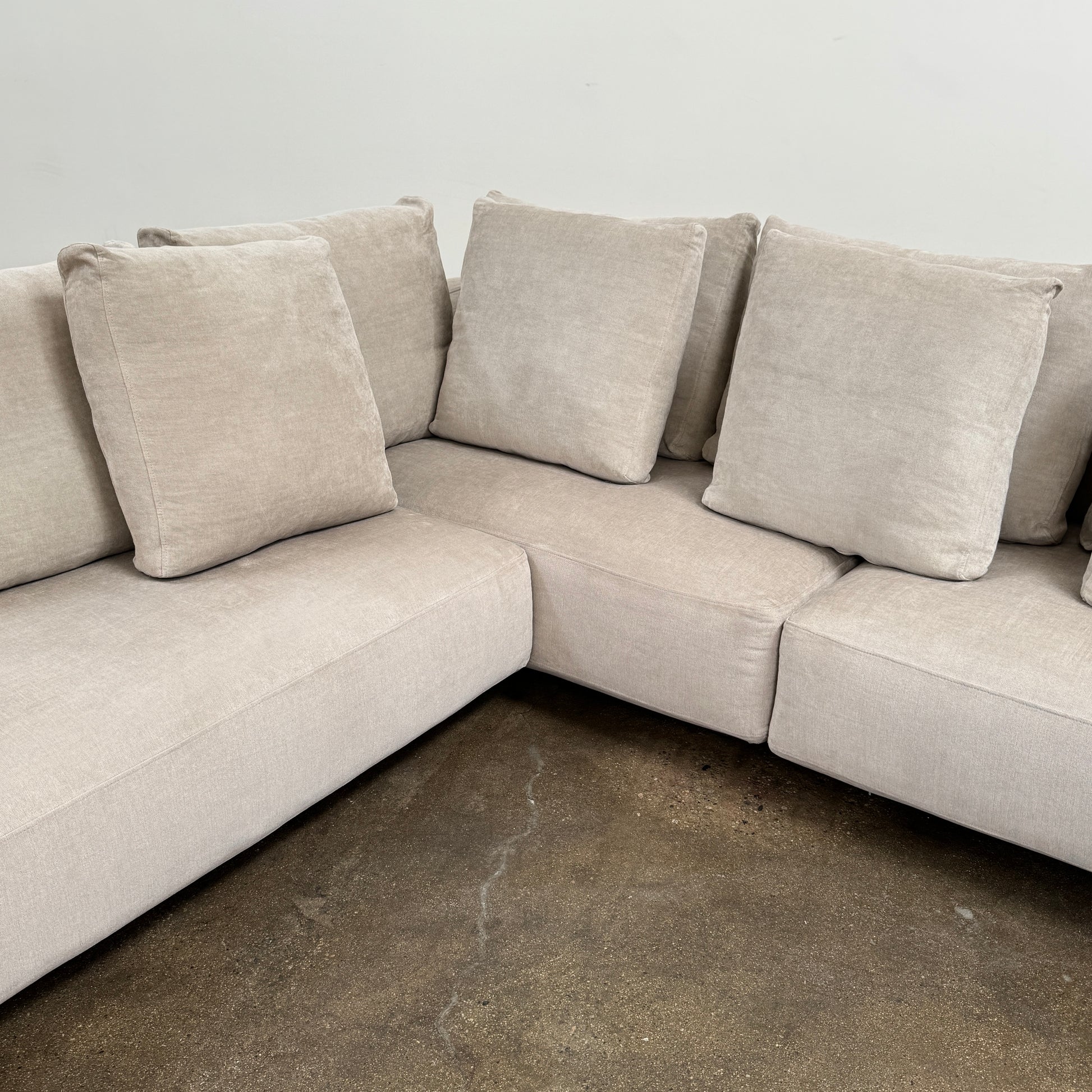 The Zanotta Pianoalto 3 Piece Sectional by Zanotta features light gray brushed cotton blend upholstery and five matching back cushions for ergonomic support, shown against a plain white background.