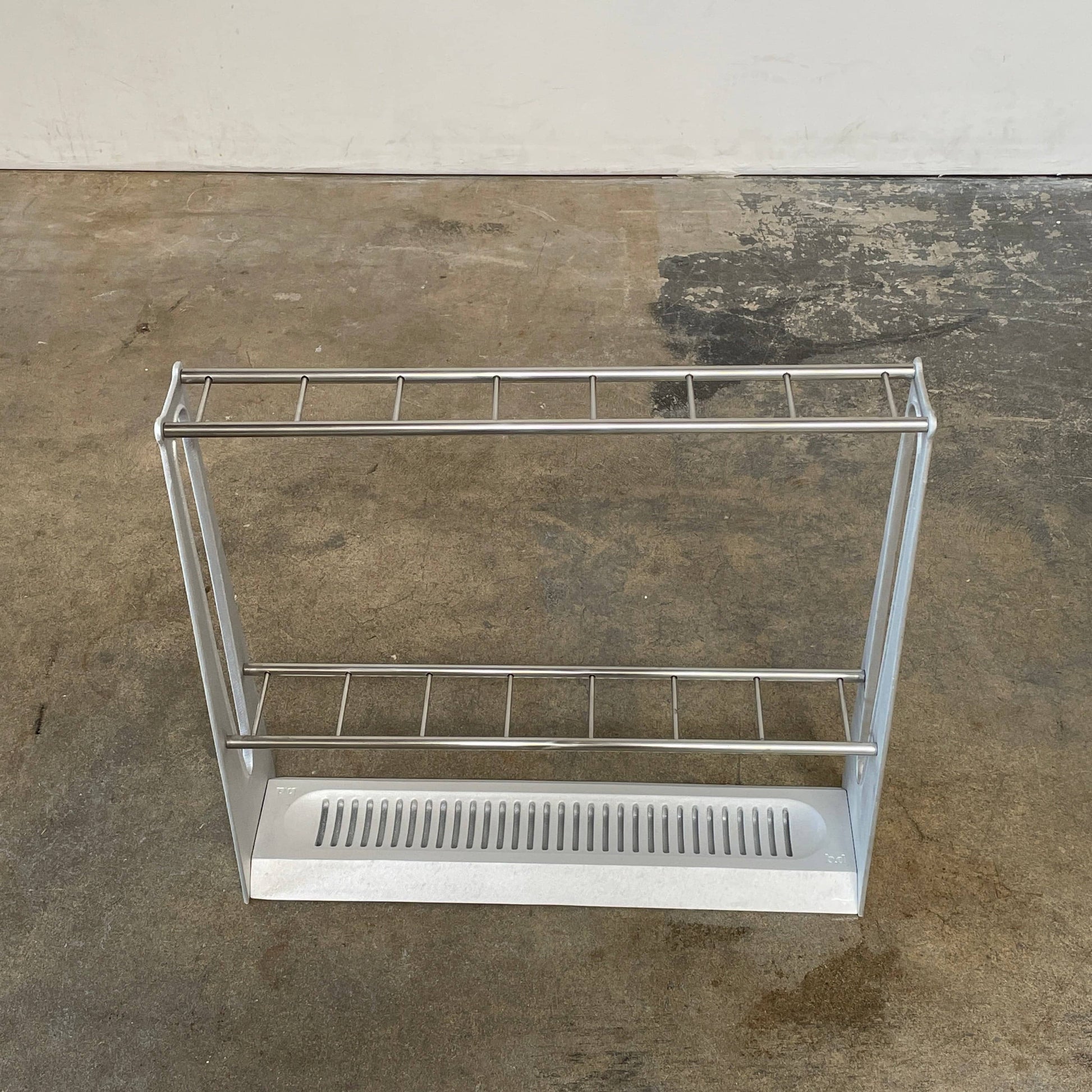 A metal rack with two shelves on it, designed for the Casa Barcelona Project and recipient of the Adi-Fad Delta Award, is the BD Barcelona Barcelonés Umbrella Stand from BD Barcelona.