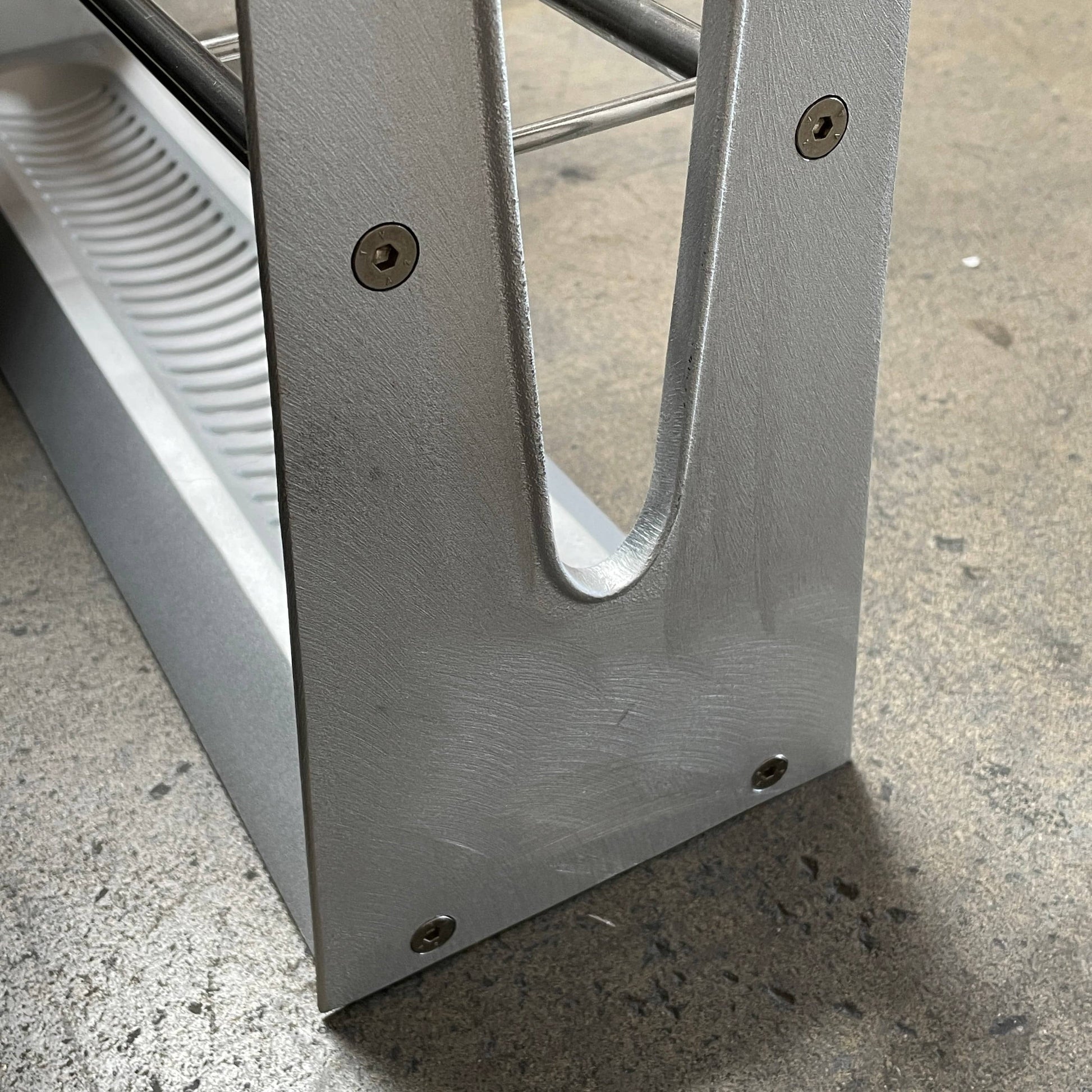 A metal rack with two shelves on it, designed for the Casa Barcelona Project and recipient of the Adi-Fad Delta Award, is the BD Barcelona Barcelonés Umbrella Stand from BD Barcelona.