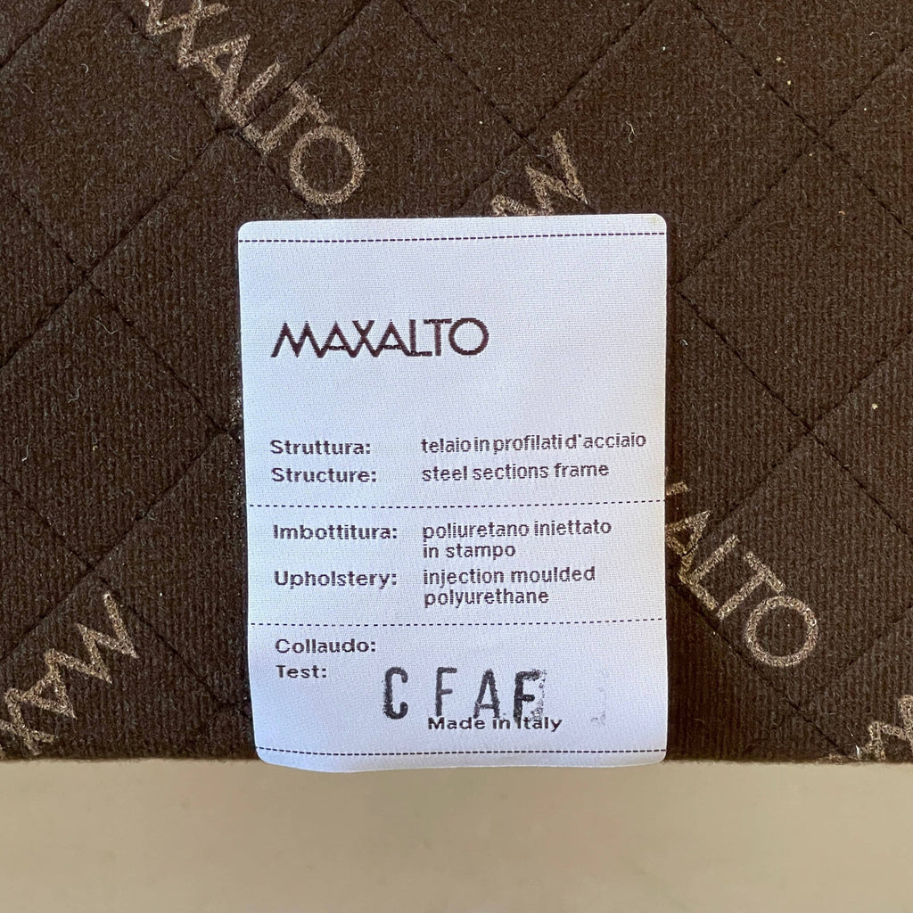 A label with the word Maxalto on it, showcasing a glamorous Maxalto Febo King Bed in a luxury hotel setting.