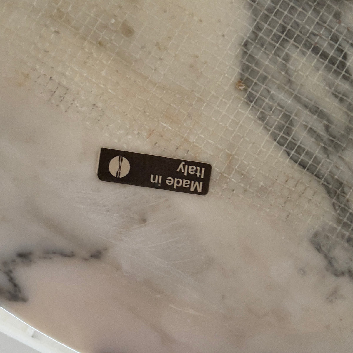 Round Knoll Saarinen Arabescato Marble Top Side Table with a single pedestal base.