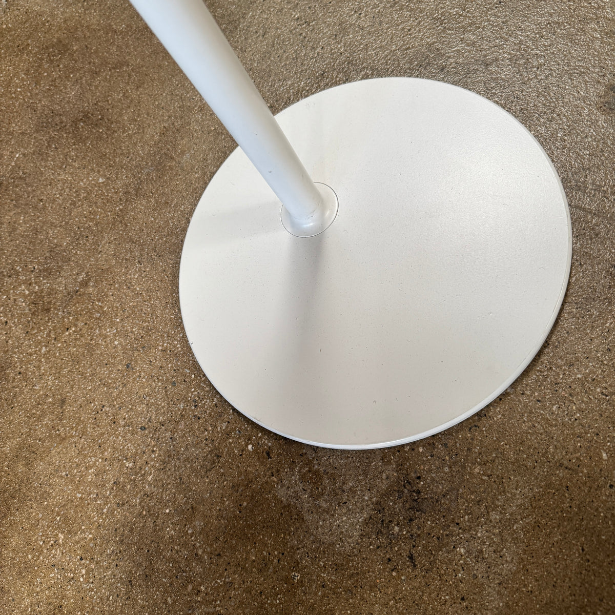 Moroso Bloomy Side Table with an oval, wood-grain top and a single, white pedestal base.