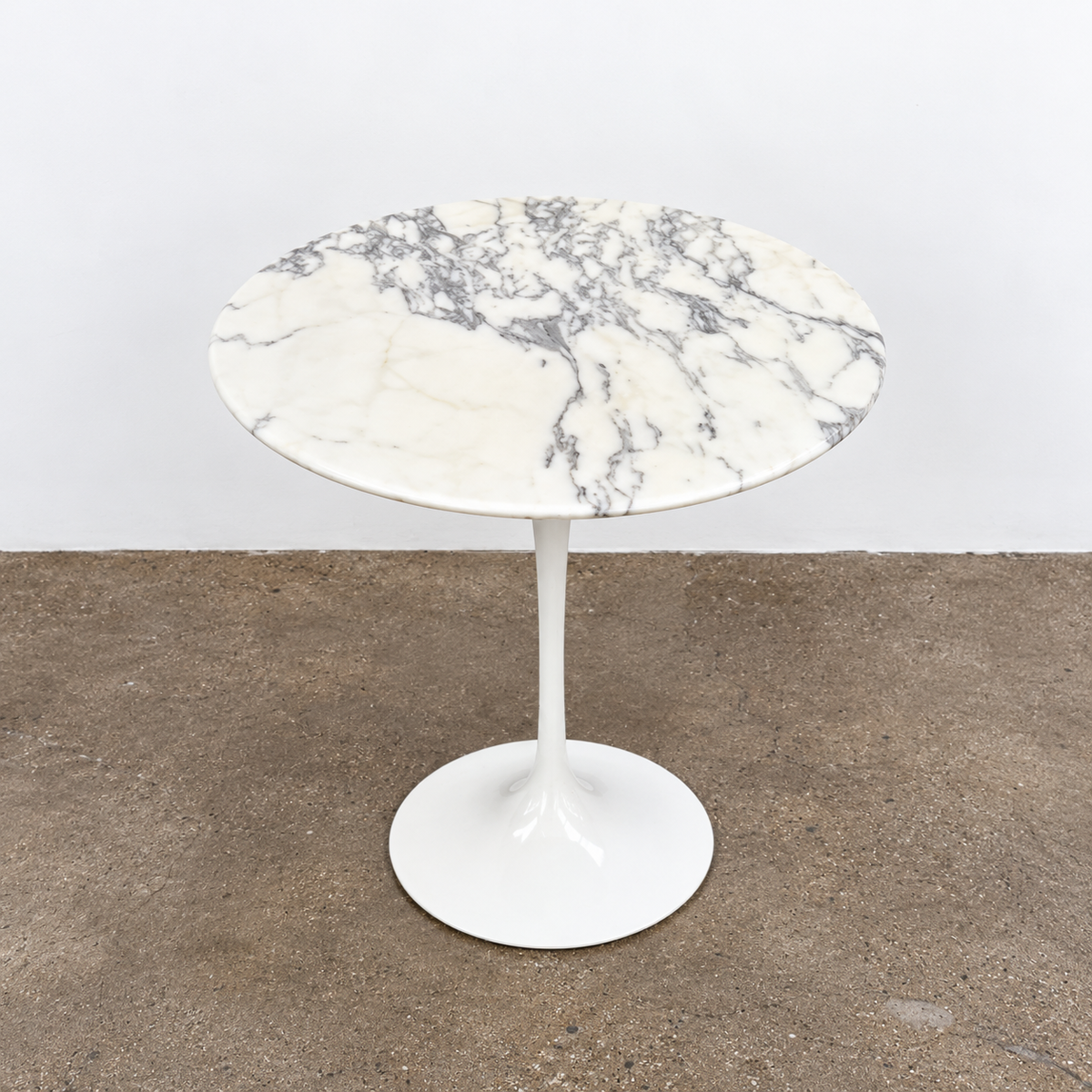 Round Knoll Saarinen Arabescato Marble Top Side Table with a single pedestal base.