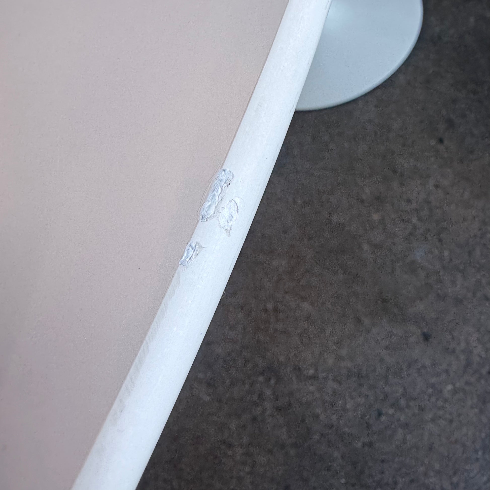 The Knoll Saarinen 47″ Dining Table, in white with a round top and single cast aluminum pedestal base, is shown against a plain white background.
