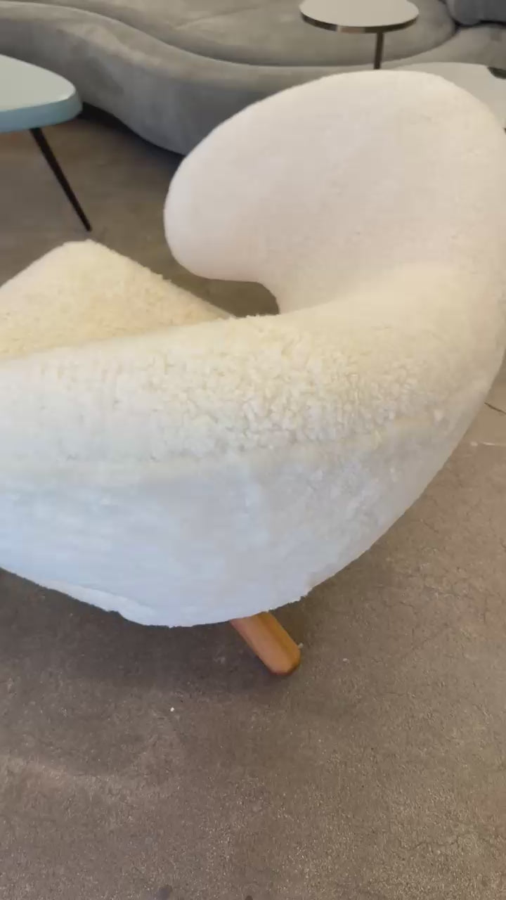 Load video: Finn Juhl Pelican Chair Sheepskin