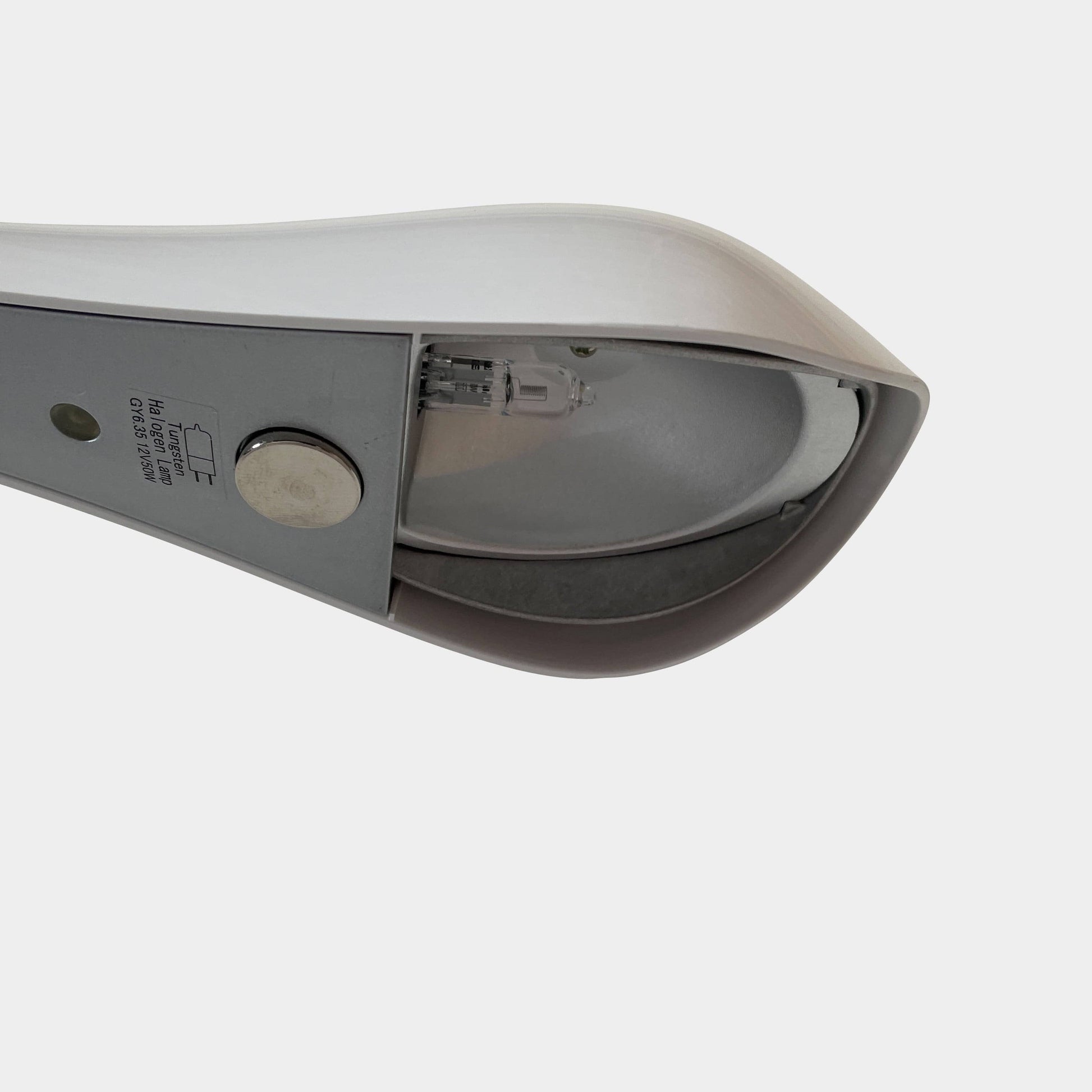 A modern white desk lamp with a curved design and a round base, reminiscent of Ross Lovegrove's aesthetic, akin to the elegance of Yamagiwa Geon Task Lights by Yamagiwa.