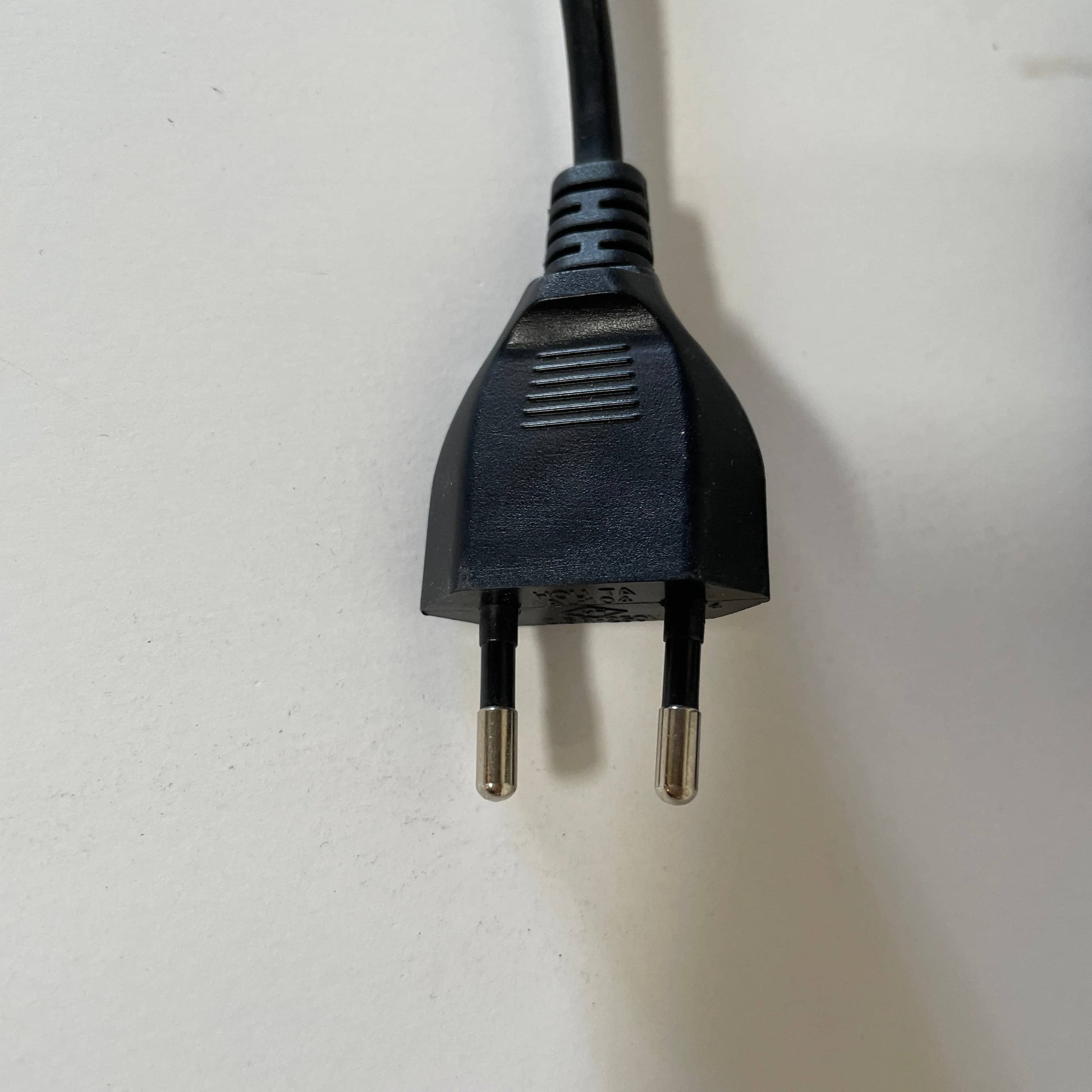 A modern white desk lamp with a curved design and a round base, reminiscent of Ross Lovegrove's aesthetic, akin to the elegance of Yamagiwa Geon Task Lights by Yamagiwa.