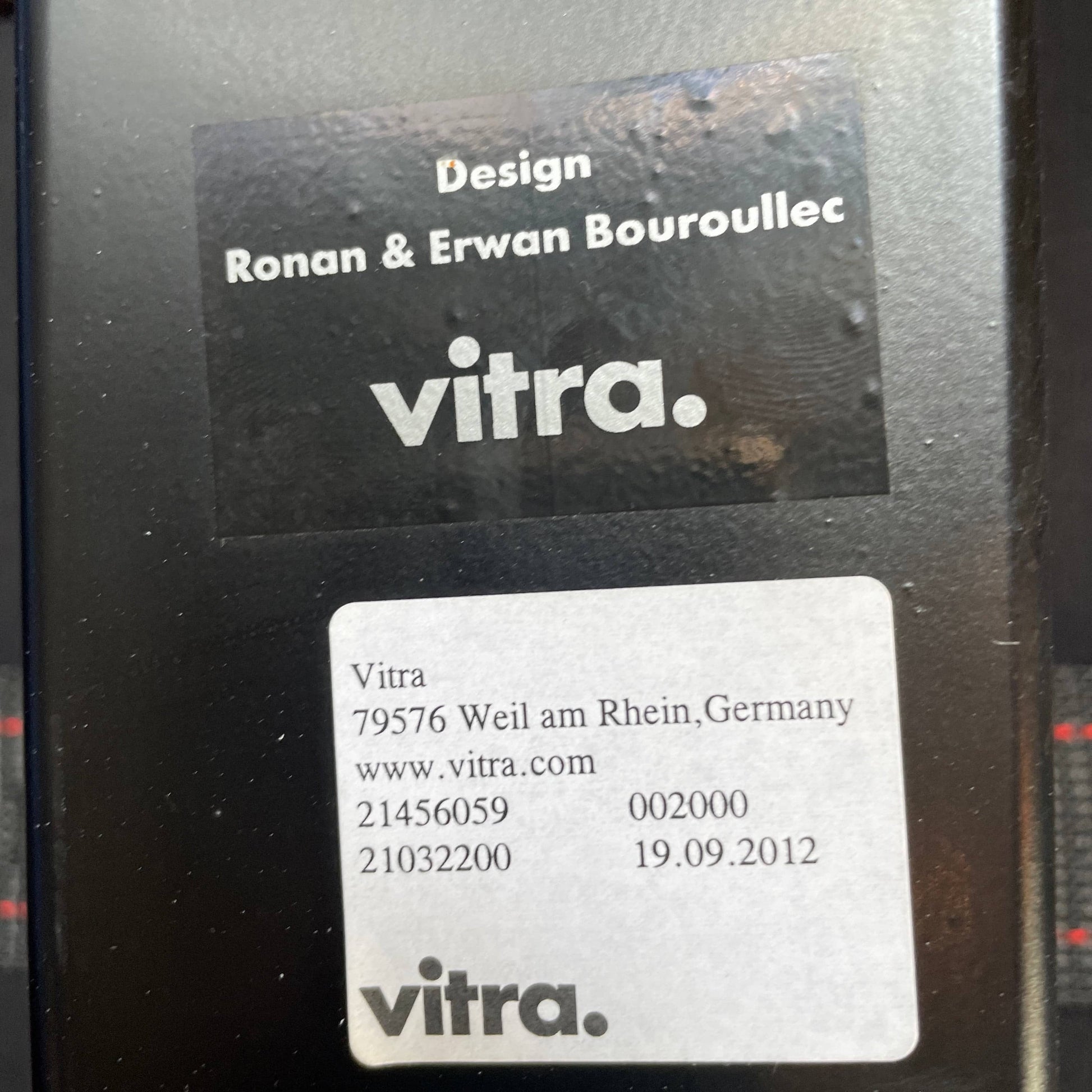 A set of comfortable and modular Vitra Alcove Cabin chairs with a table in the middle.