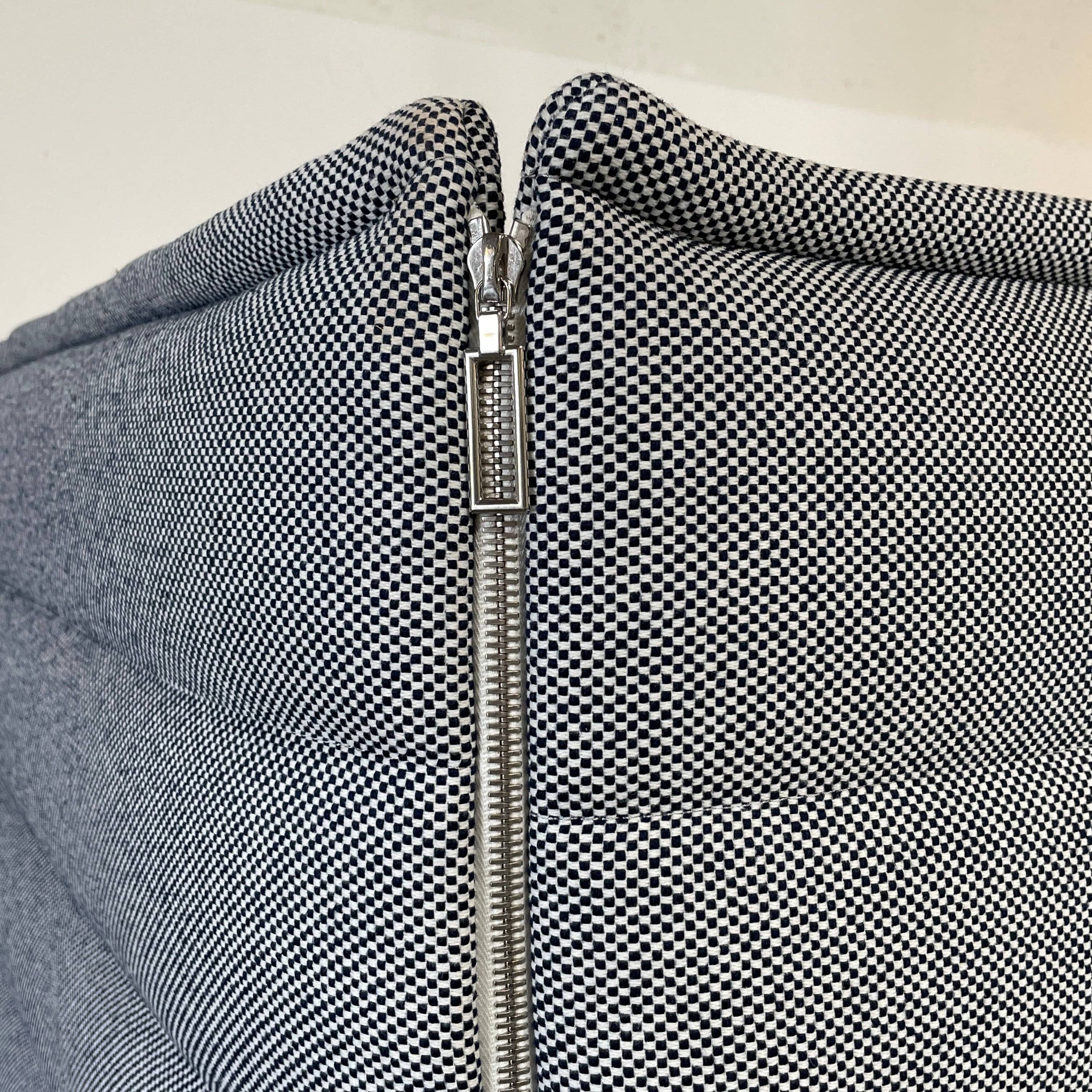 A set of comfortable and modular Vitra Alcove Cabin chairs with a table in the middle.