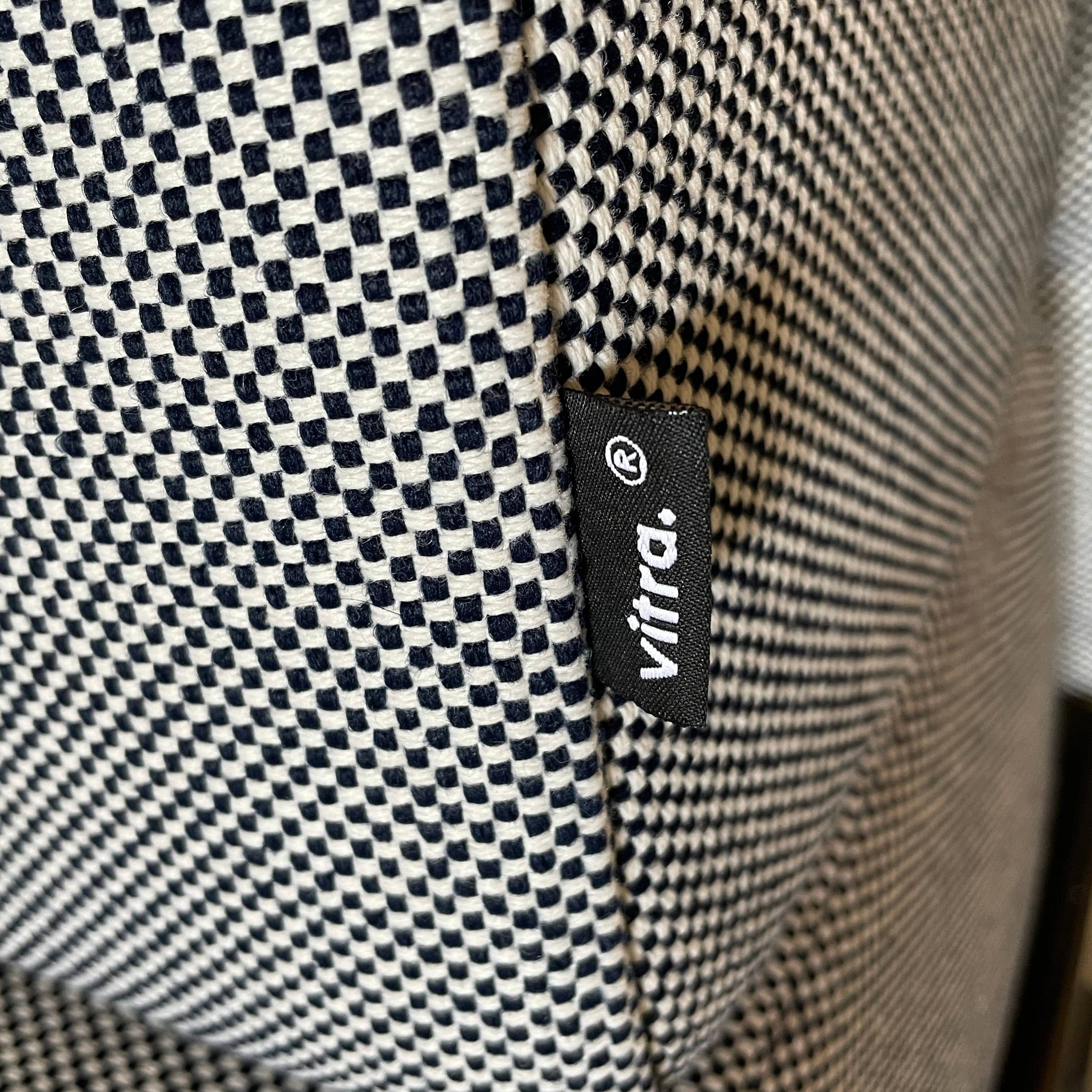 A set of comfortable and modular Vitra Alcove Cabin chairs with a table in the middle.