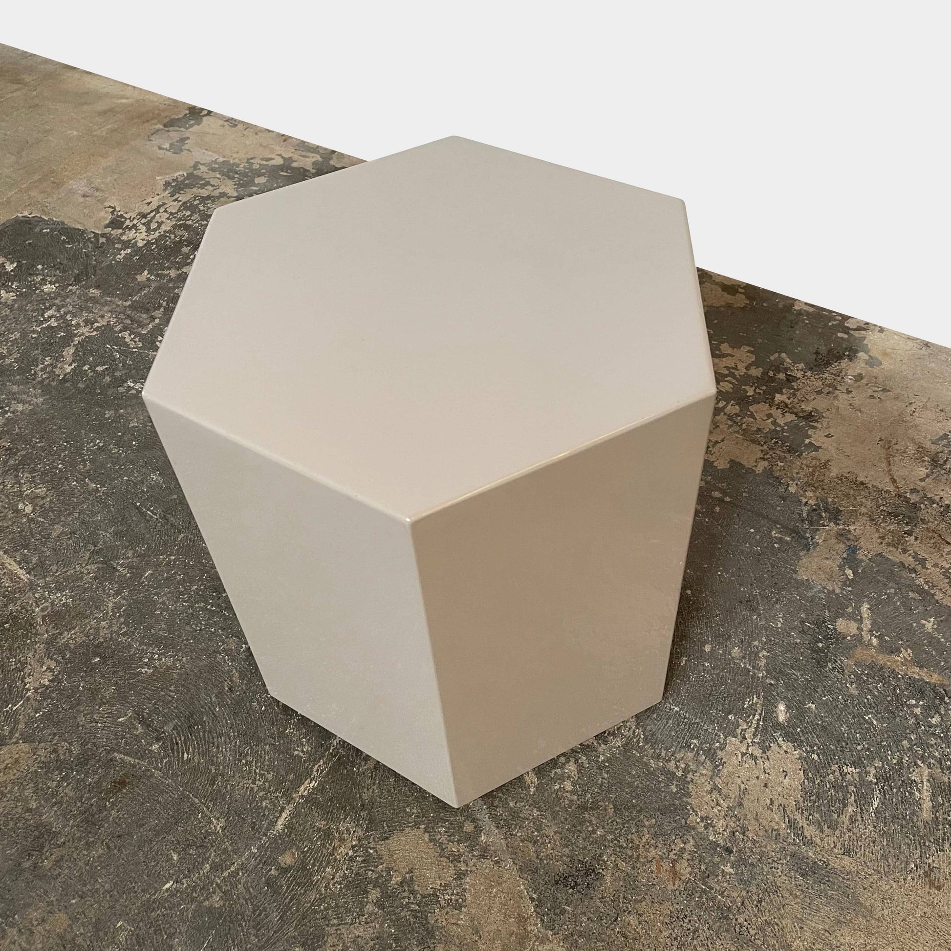 A Minotti Aeron side table on a white background.