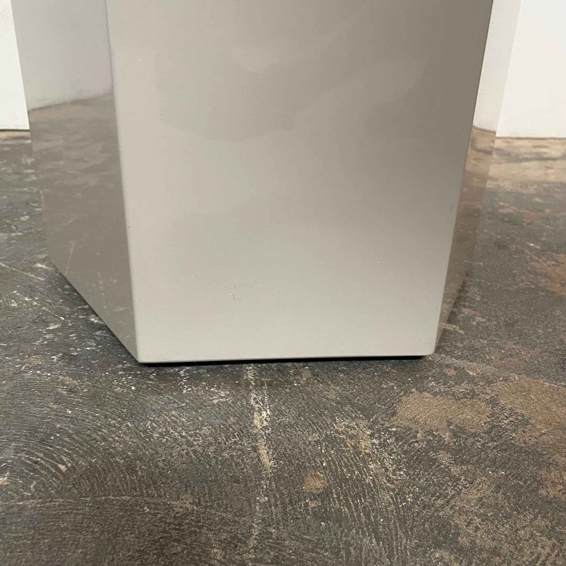 A Minotti Aeron side table on a white background.