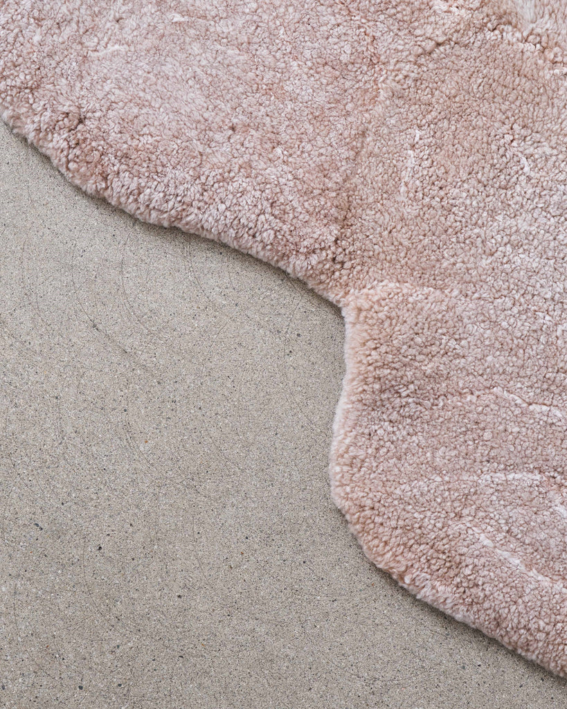 Grand Splendid 'Chesterfield' Sheepskin Rug in Blush Modern Resale