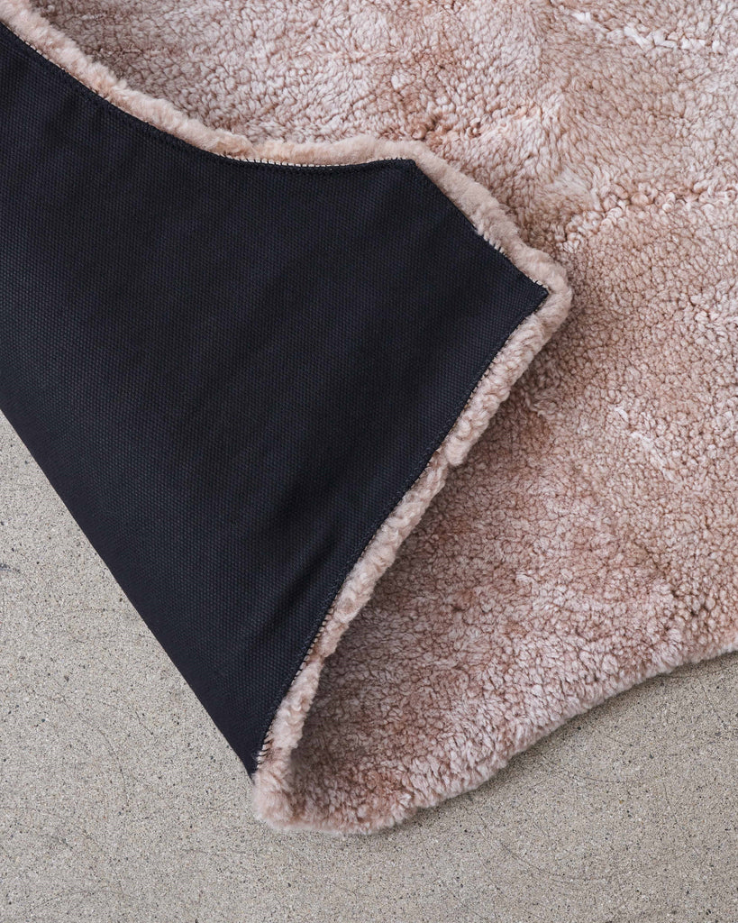 Grand Splendid 'Chesterfield' Sheepskin Rug in Blush Modern Resale